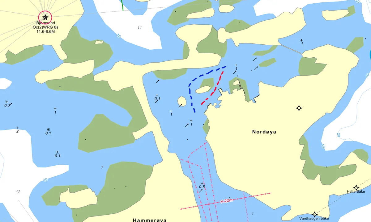 Nordre Bjørnsund: I indre havn føles det naturlig å følge den rødstiplede linja, men her står det fast flere seilbåter hver eneste sommer. Følg heller den blåstiplede linja inn mot gjestebryggene.