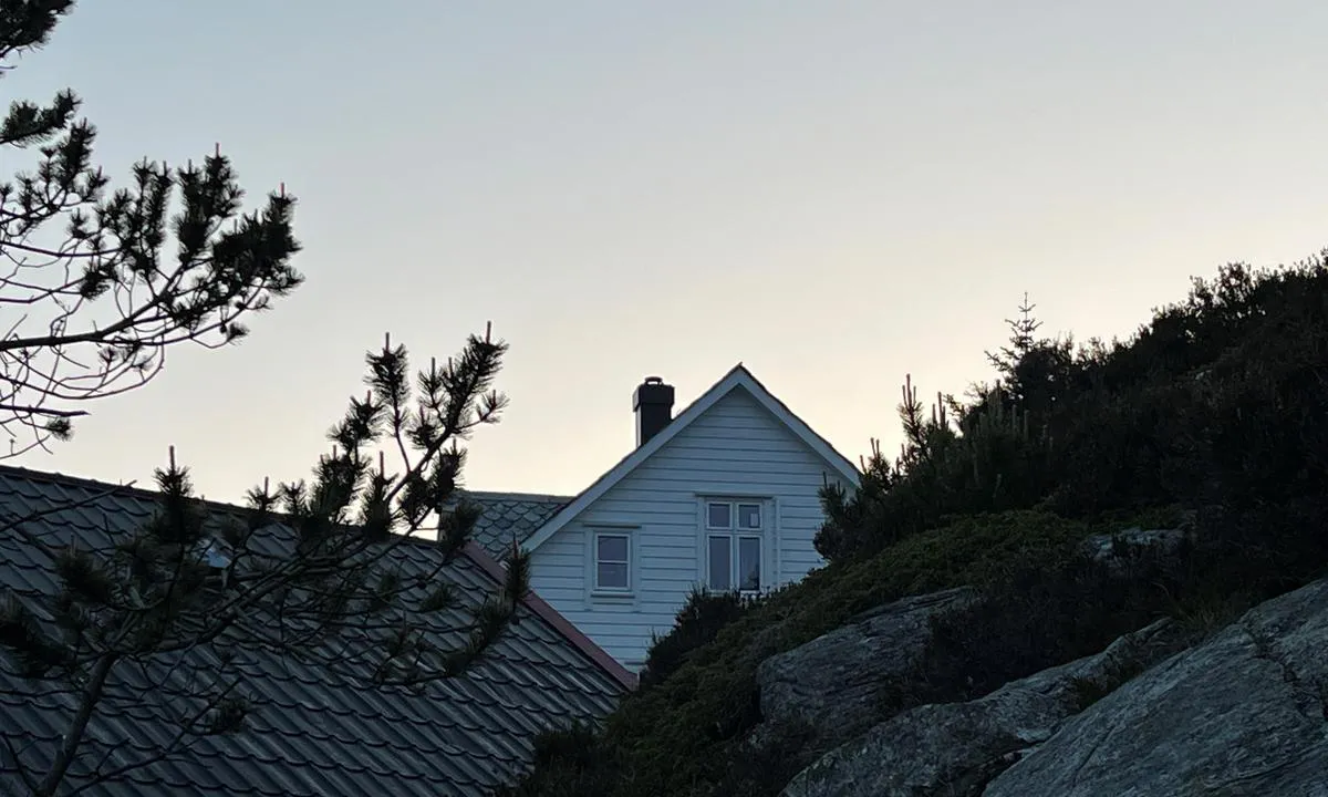 Nordre Kjerringa, Rongevær Kysthytte (DNT, Bergen: Skulehuset og nøste taket.
