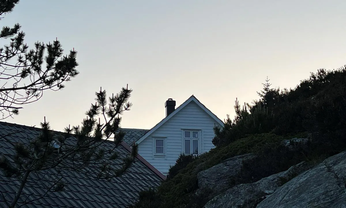 Nordre Kjerringa, Rongevær Kysthytte (DNT, Bergen: {"base": "no", "no": "Skulehuset og n\u00f8ste taket.", "se": "Skolhuset och sj\u00f6boden.", "en": "The schoolhouse and the boathouse roof.", "da": "Skolehuset og naust taget."}