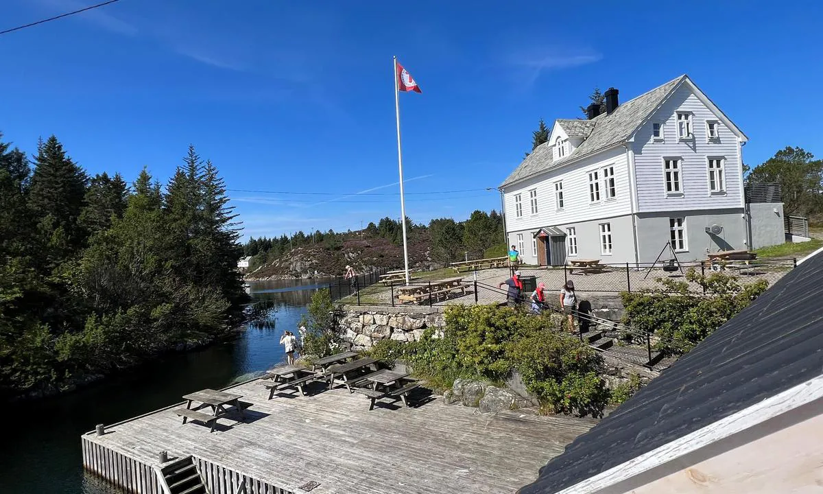 Nordre Kjerringa, Rongevær Kysthytte (DNT, Bergen: {"base": "no", "no": "Flott DNT hytte med god kai p\u00e5 vestsiden (bak sundet i bildet).", "se": "Fin STF-stuga med bra kaj p\u00e5 v\u00e4stsidan (bakom sundet p\u00e5 bilden).", "en": "Great DNT cabin with good quay on the west side (behind the strait in the picture).", "da": "Flot DNT hytte med god kaj p\u00e5 vestsiden (bag sundet p\u00e5 billedet)."}