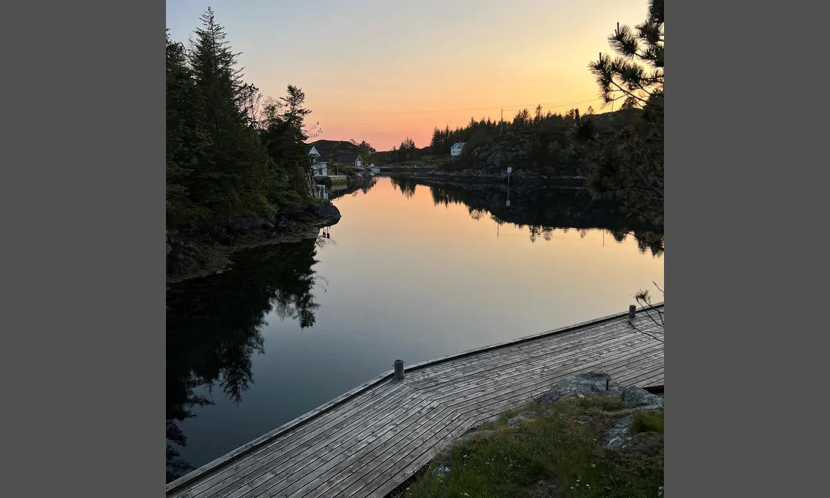 Nordre Kjerringa, Rongevær Kysthytte (DNT, Bergen: Rundt midnatt en flott sommmerkveld i Juni.