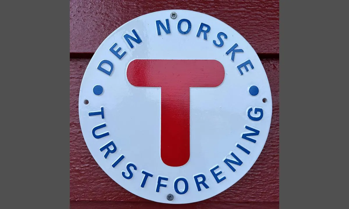 Nordre Kjerringa, Rongevær Kysthytte (DNT, Bergen: {"base": "no", "no": "Hytten drives i stor grad p\u00e5 dugnad av Bergen & Hordaland Turlag, men er rustet vesentlig opp for ett st\u00f8rre bel\u00f8p, husk derfor \u00e5 betale for oppholdet.", "se": "Stugan drivs till stor del p\u00e5 ideellt arbete av Bergen & Hordaland Turlag, men har rustats upp avsev\u00e4rt f\u00f6r ett st\u00f6rre belopp, kom d\u00e4rf\u00f6r ih\u00e5g att betala f\u00f6r vistelsen.", "en": "The cabin is largely maintained through volunteer work by the Bergen & Hordaland Hiking Association, but has been significantly upgraded at a considerable cost, so please remember to pay for your stay.", "da": "Hytta drives i stor udstr\u00e6kning som frivilligt arbejde af Bergen & Hordaland Turlag, men er v\u00e6sentligt opgraderet for et st\u00f8rre bel\u00f8b, husk derfor at betale for opholdet."}