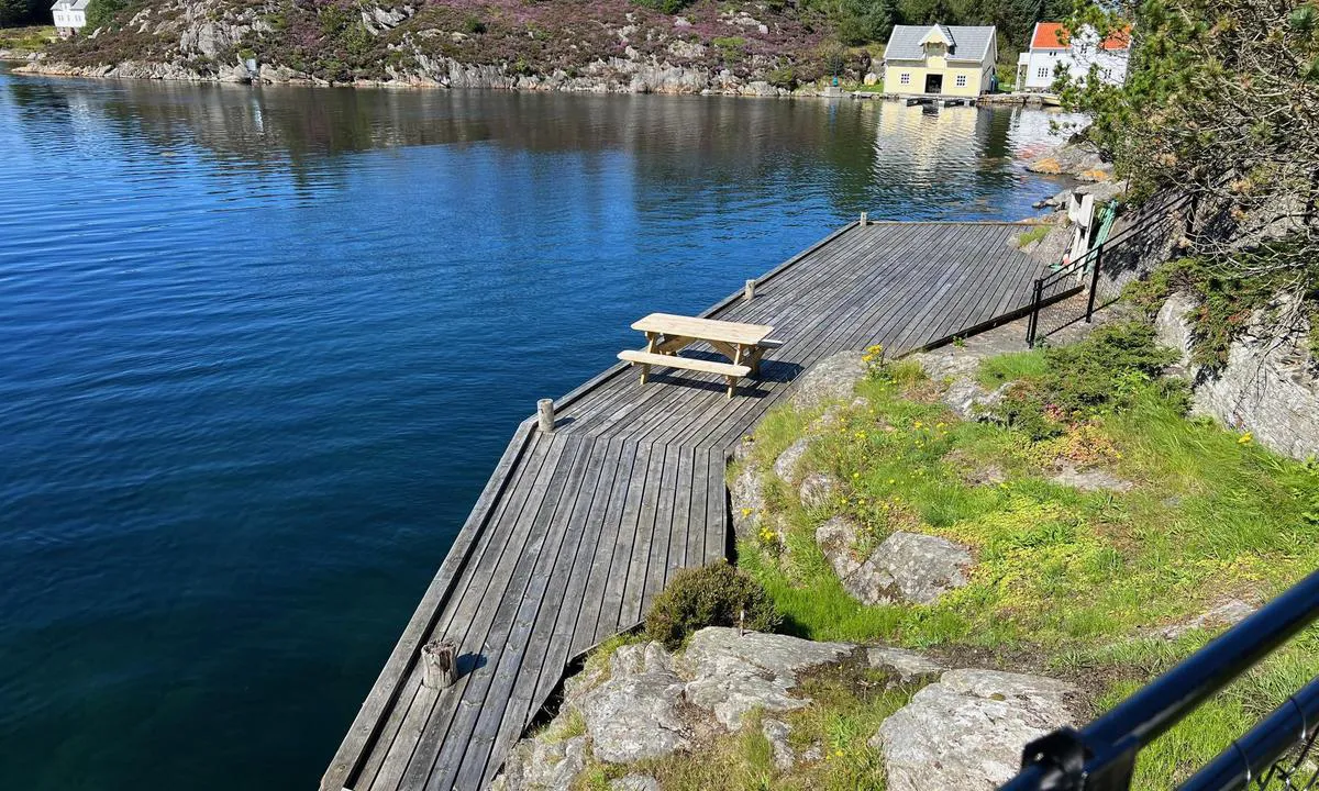 Nordre Kjerringa, Rongevær Kysthytte (DNT, Bergen: {"base": "no", "no": "Kaien som kan benyttes. Det er ogs\u00e5 mulig \u00e5 fort\u00f8ye mot fjellet bortenfor kaien.", "se": "Kajen som kan anv\u00e4ndas. Det \u00e4r ocks\u00e5 m\u00f6jligt att f\u00f6rt\u00f6ja mot berget bortom kajen.", "en": "The quay that can be used. It is also possible to moor against the rock beyond the quay.", "da": "Kajen som kan benyttes. Det er ogs\u00e5 muligt at fort\u00f8je mod klippen forbi kajen."}