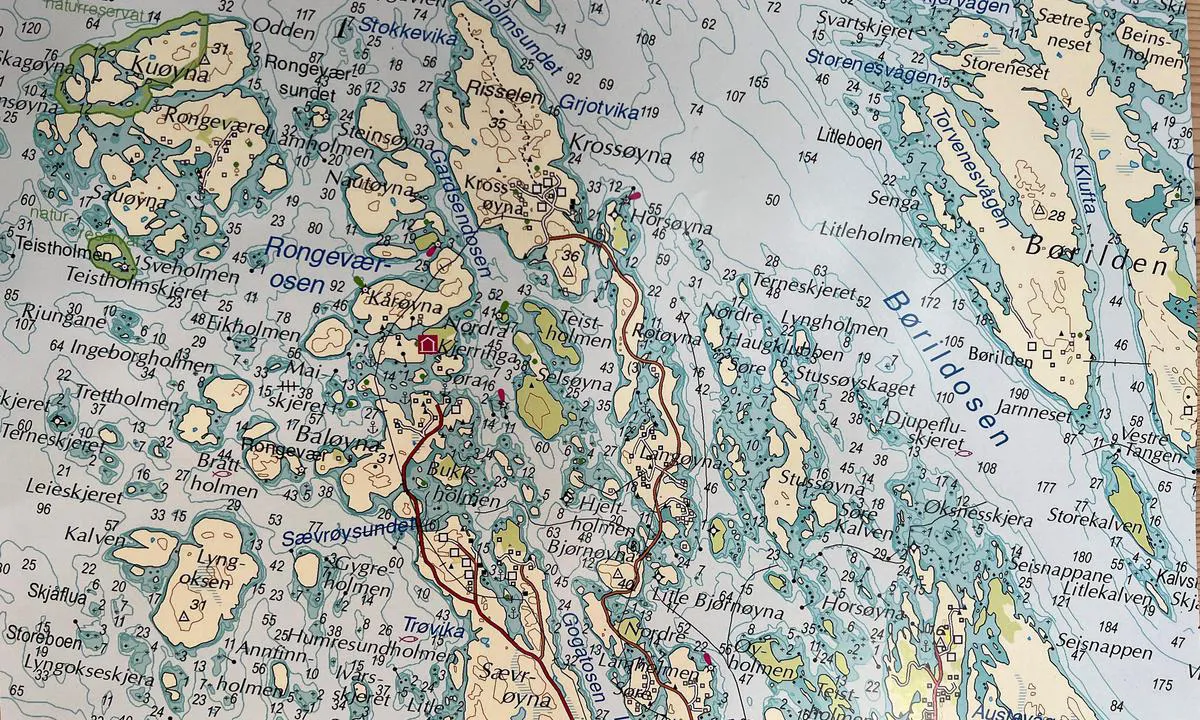 Nordre Kjerringa, Rongevær Kysthytte (DNT, Bergen: Bilde av oppslått sjøkart som viser området. Rød firkant er plassering av DNT hytten.