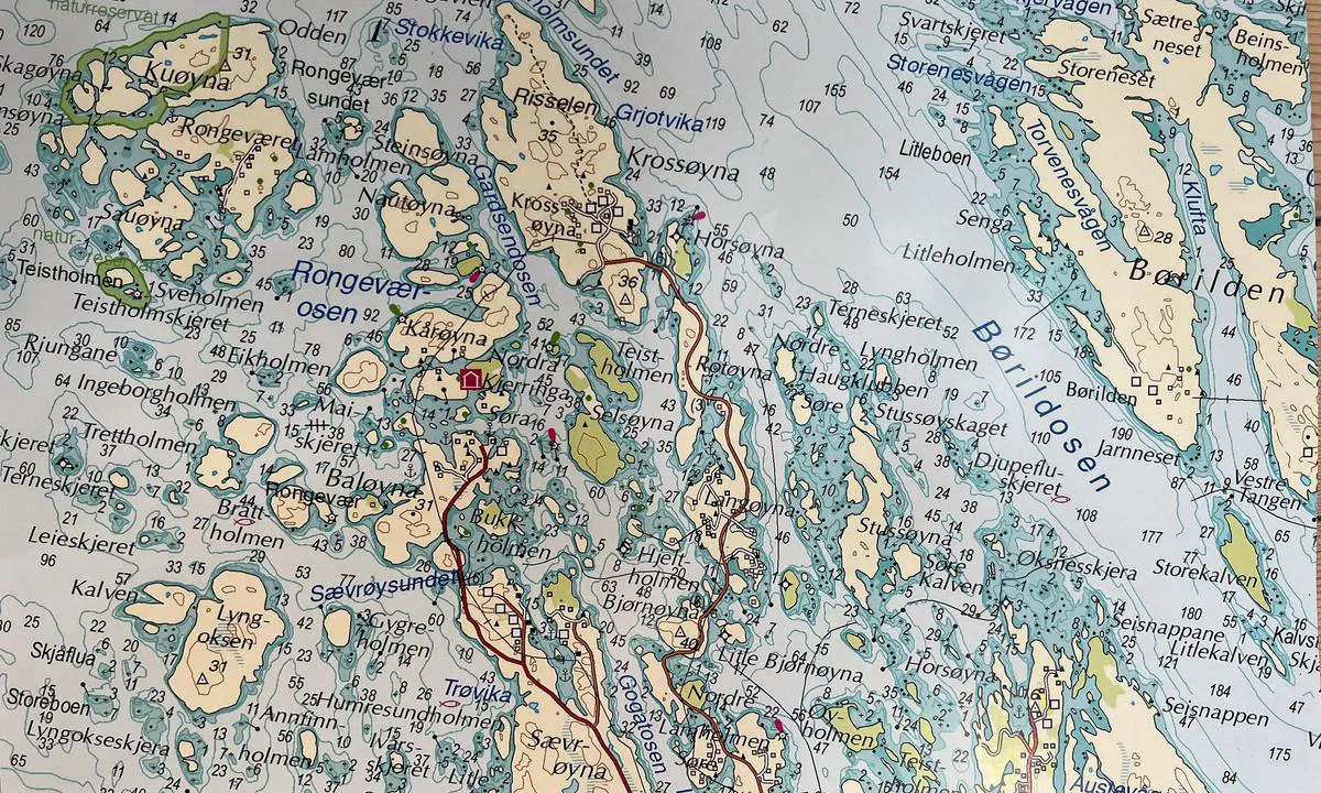 Nordre Kjerringa, Rongevær Kysthytte (DNT, Bergen: {"base": "no", "no": "Bilde av oppsl\u00e5tt sj\u00f8kart som viser omr\u00e5det. R\u00f8d firkant er plassering av DNT hytten.", "se": "<img src='link_till_bild_av_sj\u00f6kort' alt='Bilde av oppsl\u00e5tt sj\u00f8kart som viser omr\u00e5det.'> R\u00f6d fyrkant \u00e4r platsen f\u00f6r DNT-stugan.", "en": "Picture of an unfolded nautical chart showing the area. Red square indicates the location of the DNT cabin.", "da": "Billede af \u00e5bnet s\u00f8kort, der viser omr\u00e5det. R\u00f8d firkant markerer placeringen af DNT hytten."}