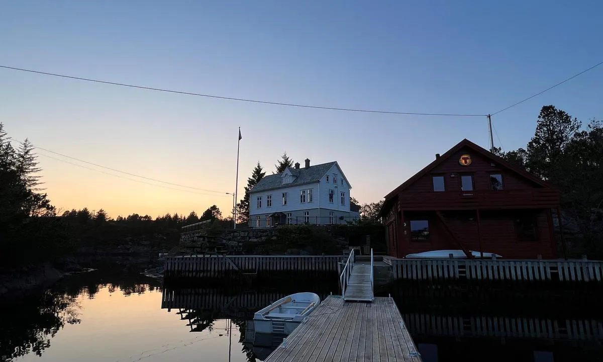 Nordre Kjerringa, Rongevær Kysthytte (DNT, Bergen: En flott sommerkveld i juni.