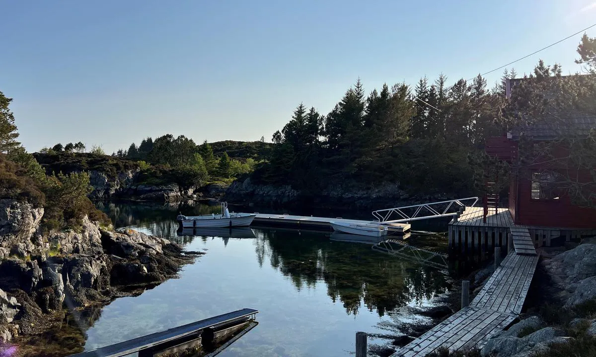 Nordre Kjerringa, Rongevær Kysthytte (DNT, Bergen: {"base": "no", "no": "Badevik bak naustet.", "se": "Badvik bakom b\u00e5thuset.", "en": "Swimming area behind the boathouse.", "da": "Badebugt bag naustet."}