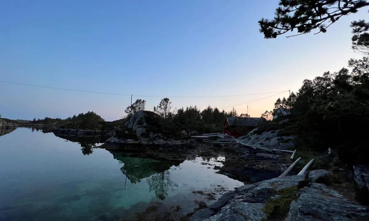 Nordre Kjerringa, Rongevær Kysthytte (DNT, Bergen: Badevik med sandbunn.