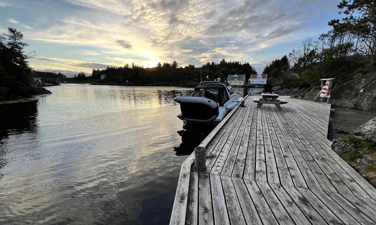 Nordre Kjerringa, Rongevær Kysthytte (DNT, Bergen: {"base": "no", "no": "Plass til to b\u00e5ter p\u00e5 30-35 fot", "se": "Plats f\u00f6r tv\u00e5 b\u00e5tar p\u00e5 30-35 fot", "en": "Space for two boats of 30-35 feet", "da": "Plads til to b\u00e5de p\u00e5 30-35 fod"}
