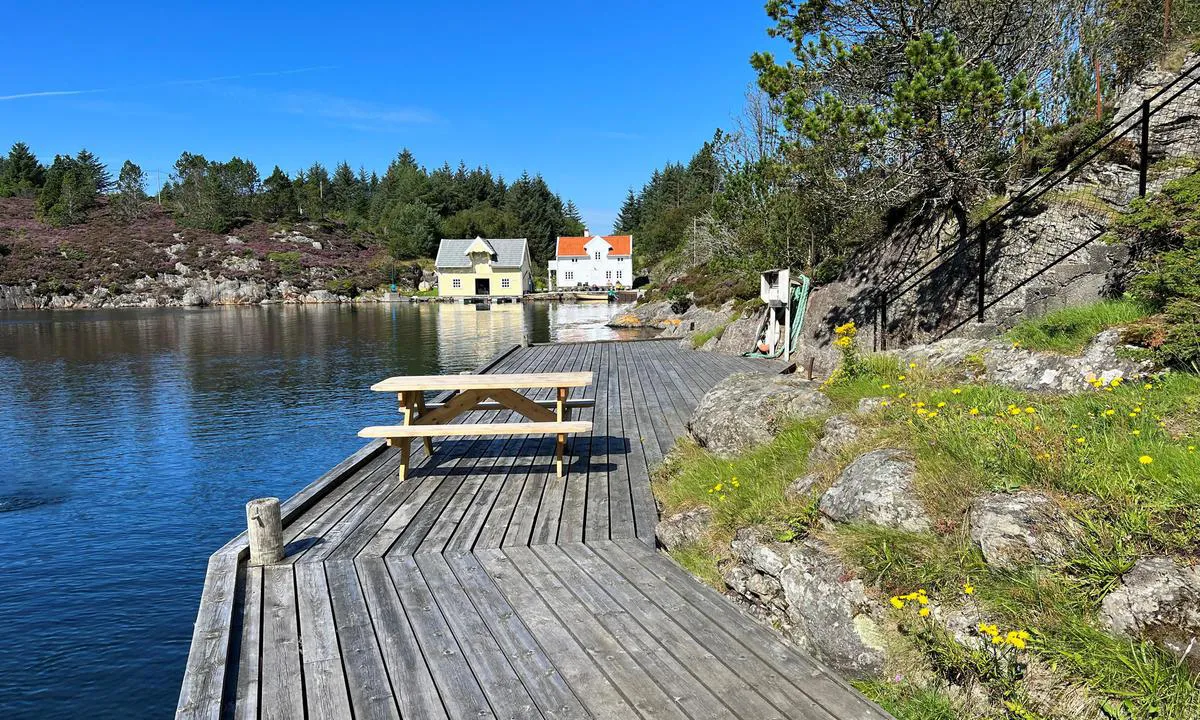 Nordre Kjerringa, Rongevær Kysthytte (DNT, Bergen: Kaien som kan benyttes for båter.