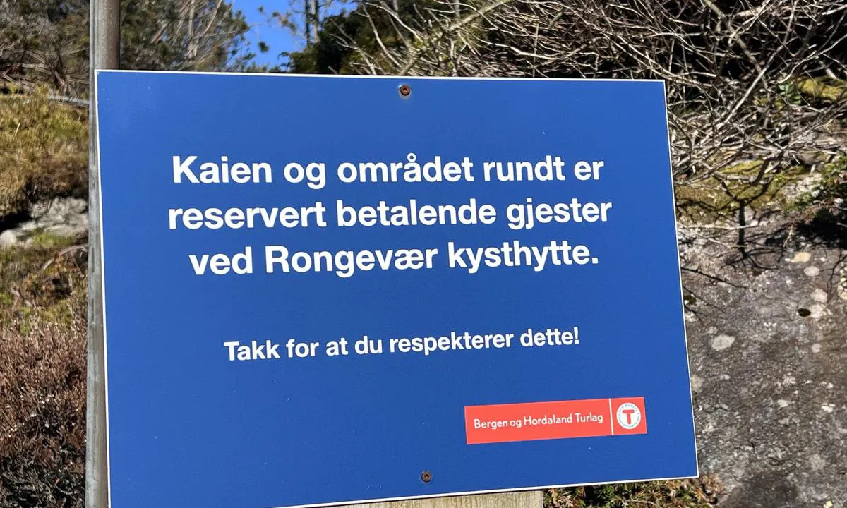 Nordre Kjerringa, Rongevær Kysthytte (DNT, Bergen: {"base": "no", "no": "Husk \u00e5 betale for bes\u00f8k om du ligger p\u00e5 kaien. Betaling i DNT appen eller ved skjema i hytten.", "se": "Kom ih\u00e5g att betala f\u00f6r bes\u00f6ket om du ligger vid kajen. Betalning i DNT appen eller med formul\u00e4r i hytten.", "en": "Remember to pay for your visit if you are moored at the quay. Payment can be made via the DNT app or by using the form in the cabin.", "da": "Husk at betale for bes\u00f8g, hvis du ligger ved kajen. Betaling i DNT appen eller ved skemaet i hytten.", "fr": "N'oubliez pas de payer pour votre visite si vous \u00eates amarr\u00e9 au quai. Paiement via l'application DNT ou avec le formulaire dans le chalet.", "de": "Denke daran, f\u00fcr den Besuch zu bezahlen, wenn du am Kai liegst. Zahlung in der DNT-App oder per Formular in der H\u00fctte.", "es": "Recuerde pagar por la visita si se encuentra en el muelle. Pago en la aplicaci\u00f3n DNT o mediante formulario en la caba\u00f1a.", "it": "Ricorda di pagare per la visita se sei ormeggiato al molo. Pagamento tramite l\u2019app DNT o con il modulo nel rifugio.", "pt": "Lembre-se de pagar pela visita se estiver atracado no cais. Pagamento no aplicativo DNT ou pelo formul\u00e1rio no abrigo.", "nl": "Vergeet niet te betalen voor uw bezoek als u aan de kade ligt. Betalen kan via de DNT-app of met een formulier in de hut.", "pl": "Pami\u0119taj o op\u0142acie za wizyt\u0119, je\u015bli cumujesz przy nabrze\u017cu. P\u0142atno\u015b\u0107 w aplikacji DNT lub za pomoc\u0105 formularza w domku.", "uk": "\u041d\u0435 \u0437\u0430\u0431\u0443\u0434\u044c\u0442\u0435 \u043e\u043f\u043b\u0430\u0442\u0438\u0442\u0438 \u0441\u0432\u0456\u0439 \u0432\u0456\u0437\u0438\u0442, \u044f\u043a\u0449\u043e \u0432\u0438 \u043f\u0440\u0438\u0448\u0432\u0430\u0440\u0442\u043e\u0432\u0430\u043d\u0456 \u0431\u0456\u043b\u044f \u043f\u0440\u0438\u0447\u0430\u043b\u0443. \u041e\u043f\u043b\u0430\u0442\u0430 \u0447\u0435\u0440\u0435\u0437 \u0434\u043e\u0434\u0430\u0442\u043e\u043a DNT \u0430\u0431\u043e \u0437\u0430 \u0444\u043e\u0440\u043c\u043e\u044e \u0432 \u0431\u0443\u0434\u0438\u043d\u043e\u0447\u043a\u0443.", "ro": "Nu uita\u021bi s\u0103 pl\u0103ti\u021bi pentru vizit\u0103 dac\u0103 acosta\u021bi la cheu. Plata se face \u00een aplica\u021bia DNT sau prin formularul din caban\u0103.", "tr": "R\u0131ht\u0131mda kal\u0131yorsan\u0131z ziyaret i\u00e7in \u00f6deme yapmay\u0131 unutmay\u0131n. DNT uygulamas\u0131 \u00fczerinden veya kul\u00fcbede bulunan form ile \u00f6deme yap\u0131labilir.", "el": "\u039d\u03b1 \u03b8\u03c5\u03bc\u03ac\u03c3\u03c4\u03b5 \u03bd\u03b1 \u03c0\u03bb\u03b7\u03c1\u03ce\u03bd\u03b5\u03c4\u03b5 \u03b3\u03b9\u03b1 \u03c4\u03b7\u03bd \u03b5\u03c0\u03af\u03c3\u03ba\u03b5\u03c8\u03b7 \u03b5\u03ac\u03bd \u03b4\u03ad\u03bd\u03b5\u03c3\u03c4\u03b5 \u03c3\u03c4\u03b7\u03bd \u03b1\u03c0\u03bf\u03b2\u03ac\u03b8\u03c1\u03b1. \u0397 \u03c0\u03bb\u03b7\u03c1\u03c9\u03bc\u03ae \u03b3\u03af\u03bd\u03b5\u03c4\u03b1\u03b9 \u03bc\u03ad\u03c3\u03c9 \u03c4\u03b7\u03c2 \u03b5\u03c6\u03b1\u03c1\u03bc\u03bf\u03b3\u03ae\u03c2 DNT \u03ae \u03bc\u03b5 \u03c4\u03b7 \u03c3\u03c5\u03bc\u03c0\u03bb\u03ae\u03c1\u03c9\u03c3\u03b7 \u03c4\u03b7\u03c2 \u03c6\u03cc\u03c1\u03bc\u03b1\u03c2 \u03c3\u03c4\u03b7\u03bd \u03ba\u03b1\u03bb\u03cd\u03b2\u03b1.", "cs": "Nezapome\u0148te zaplatit za n\u00e1v\u0161t\u011bvu, pokud jste u mola. Platba v aplikaci DNT nebo formul\u00e1\u0159em v chat\u011b.", "hu": "Ne felejts el fizetni a l\u00e1togat\u00e1s\u00e9rt, ha a m\u00f3l\u00f3n tart\u00f3zkodsz. Fizet\u00e9s a DNT applik\u00e1ci\u00f3ban vagy a kunyh\u00f3ban tal\u00e1lhat\u00f3 \u0171rlapon.", "fi": "Muista maksaa vierailusta, jos olet satamalaiturilla. Maksu DNT-sovelluksessa tai lomakkeella m\u00f6kiss\u00e4.", "bg": "\u041d\u0435 \u0437\u0430\u0431\u0440\u0430\u0432\u044f\u0439\u0442\u0435 \u0434\u0430 \u043f\u043b\u0430\u0442\u0438\u0442\u0435 \u0437\u0430 \u043f\u0440\u0435\u0441\u0442\u043e\u044f \u0441\u0438, \u0430\u043a\u043e \u043a\u043e\u0440\u0430\u0431\u044a\u0442 \u0432\u0438 \u0435 \u043d\u0430 \u043a\u0435\u044f. \u041f\u043b\u0430\u0449\u0430\u043d\u0435\u0442\u043e \u043c\u043e\u0436\u0435 \u0434\u0430 \u0441\u0435 \u0438\u0437\u0432\u044a\u0440\u0448\u0438 \u0447\u0440\u0435\u0437 \u043f\u0440\u0438\u043b\u043e\u0436\u0435\u043d\u0438\u0435\u0442\u043e \u043d\u0430 DNT \u0438\u043b\u0438 \u0447\u0440\u0435\u0437 \u0444\u043e\u0440\u043c\u0443\u043b\u044f\u0440 \u0432 \u0445\u0438\u0436\u0430\u0442\u0430.", "sr": "\u0417\u0430\u043f\u0430\u043c\u0442\u0438\u0442\u0435 \u0434\u0430 \u043f\u043b\u0430\u0442\u0438\u0442\u0435 \u0437\u0430 \u043f\u043e\u0441\u0435\u0442\u0443 \u0430\u043a\u043e \u0441\u0435 \u043d\u0430\u043b\u0430\u0437\u0438\u0442\u0435 \u043d\u0430 \u043f\u0440\u0438\u0441\u0442\u0430\u043d\u0438\u0448\u0442\u0443. \u041f\u043b\u0430\u045b\u0430\u045a\u0435 \u0443 \u0414\u041d\u0422 \u0430\u043f\u043b\u0438\u043a\u0430\u0446\u0438\u0458\u0438 \u0438\u043b\u0438 \u043f\u0443\u0442\u0435\u043c \u043e\u0431\u0440\u0430\u0441\u0446\u0430 \u0443 \u043a\u043e\u043b\u0438\u0431\u0438.", "et": "Pea meeles, et sadamas kai \u00e4\u00e4res peatumise eest tuleb tasuda. Tasumine DNT rakenduse kaudu v\u00f5i h\u00fctis asuva vormi abil.", "lv": "Atcerieties samaks\u0101t par apmekl\u0113jumu, ja esat pie piest\u0101tnes. Maks\u0101jiet DNT lietotn\u0113 vai ar veidlapu b\u016bd\u0101.", "lt": "Nepamir\u0161kite sumok\u0117ti u\u017e apsilankym\u0105, jei stovite prieplaukoje. Mok\u0117jimas per DNT program\u0117l\u0119 arba form\u0105 namelyje."}