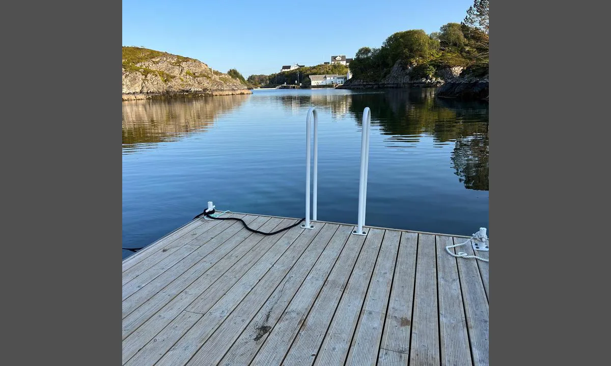 Nordre Kjerringa, Rongevær Kysthytte (DNT, Bergen: {"base": "no", "no": "Badebrygge med stige. Ikke for fort\u00f8yning for annet enn rob\u00e5t/kajakk.", "se": "Badbrygga med stege. Inte f\u00f6r f\u00f6rt\u00f6jning f\u00f6r annat \u00e4n roddb\u00e5t/kajak.", "en": "Swim dock with ladder. Not for mooring except for rowboats/kayaks.", "da": "Badebro med stige. Ikke til fort\u00f8jning for andet end rob\u00e5d/kajak."}