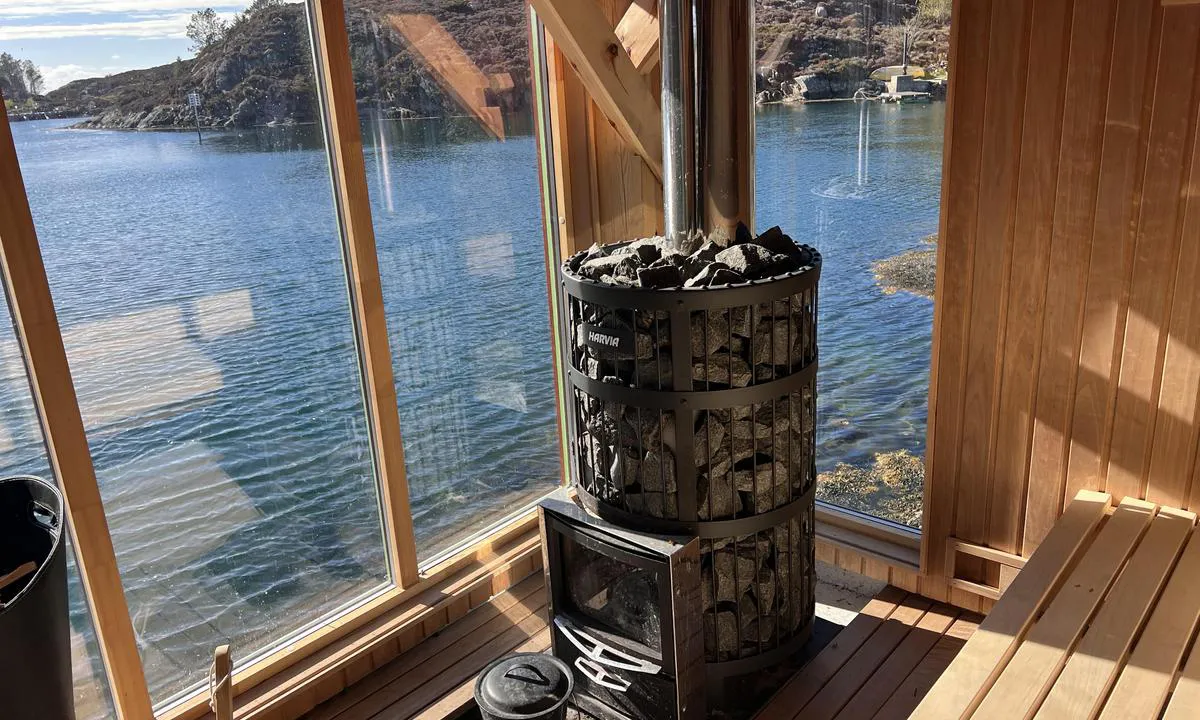 Nordre Kjerringa, Rongevær Kysthytte (DNT, Bergen: {"base": "no", "no": "Flott badstue med utsikt! Husk \u00e5 booke og betale leie for badstuen. Badstuen skal bestilles online hos turlaget/ut.no. Betaling i DNT appen eller ved skjema i hytten.", "se": "Fin bastu med utsikt! Kom ih\u00e5g att boka och betala f\u00f6r hyran av bastun. Bastun ska bokas online hos vandringsorganisationen/ut.no. Betalning i DNT-appen eller med formul\u00e4r i stugan.", "en": "Great sauna with a view! Remember to book and pay the rental fee for the sauna. The sauna must be booked online through turlaget/ut.no. Payment via the DNT app or by form in the cabin.", "da": "<p>Flot sauna med udsigt! Husk at booke og betale leje for saunaen. Saunaen skal bestilles online hos turlaget/ut.no. Betaling i DNT-appen eller ved skema i hytten.</p>", "fr": "Superbe sauna avec vue ! N'oubliez pas de r\u00e9server et de payer la location du sauna. Le sauna doit \u00eatre r\u00e9serv\u00e9 en ligne aupr\u00e8s de l'association de randonn\u00e9e/ut.no. Paiement via l'application DNT ou par formulaire dans le chalet.", "de": "Tolle Sauna mit Aussicht! Denken Sie daran, die Sauna zu buchen und die Miete zu bezahlen. Die Sauna muss online bei turlaget/ut.no gebucht werden. Zahlung in der DNT-App oder per Formular in der H\u00fctte.", "es": "\u00a1Sauna maravillosa con vista! Recuerda reservar y pagar el alquiler de la sauna. La sauna se debe reservar en l\u00ednea a trav\u00e9s de turlaget/ut.no. Pago en la aplicaci\u00f3n DNT o mediante formulario en la caba\u00f1a.", "it": "<p>Fantastica sauna con vista! Ricordati di prenotare e pagare l'affitto per la sauna. La sauna deve essere prenotata online presso l'associazione escursionistica/turlaget/ut.no. Il pagamento pu\u00f2 essere effettuato tramite l'app DNT o tramite il modulo nella capanna.</p>", "pt": "Sauna maravilhosa com vista! Lembre-se de reservar e pagar pelo aluguel da sauna. A sauna deve ser reservada online com a associa\u00e7\u00e3o de caminhadas/ut.no. Pagamento pelo aplicativo DNT ou pelo formul\u00e1rio no chal\u00e9.", "nl": "Geweldige sauna met uitzicht! Vergeet niet om de sauna te reserveren en te betalen. De sauna moet online geboekt worden via de reisgroep/ut.no. Betaling via de DNT-app of via formulier in de hut.", "pl": "Wspania\u0142a sauna z widokiem! Pami\u0119taj, aby zarezerwowa\u0107 i op\u0142aci\u0107 wynajem sauny. Sauna powinna by\u0107 zarezerwowana online u przewo\u017anika/na stronie ut.no. P\u0142atno\u015b\u0107 w aplikacji DNT lub za pomoc\u0105 formularza w domku.", "uk": "\u0427\u0443\u0434\u043e\u0432\u0430 \u0441\u0430\u0443\u043d\u0430 \u0437 \u0432\u0438\u0434\u043e\u043c! \u041d\u0435 \u0437\u0430\u0431\u0443\u0434\u044c\u0442\u0435 \u0437\u0430\u0431\u0440\u043e\u043d\u044e\u0432\u0430\u0442\u0438 \u0442\u0430 \u043e\u043f\u043b\u0430\u0442\u0438\u0442\u0438 \u043e\u0440\u0435\u043d\u0434\u0443 \u0441\u0430\u0443\u043d\u0438. \u0421\u0430\u0443\u043d\u0430 \u043f\u043e\u0432\u0438\u043d\u043d\u0430 \u0431\u0443\u0442\u0438 \u0437\u0430\u0431\u0440\u043e\u043d\u044c\u043e\u0432\u0430\u043d\u0430 \u043e\u043d\u043b\u0430\u0439\u043d \u0447\u0435\u0440\u0435\u0437 \u0442\u044e\u0440\u043e\u0432\u0443 \u043e\u0440\u0433\u0430\u043d\u0456\u0437\u0430\u0446\u0456\u044e/ut.no. \u041e\u043f\u043b\u0430\u0442\u0430 \u0447\u0435\u0440\u0435\u0437 \u0434\u043e\u0434\u0430\u0442\u043e\u043a DNT \u0430\u0431\u043e \u0437\u0430 \u0434\u043e\u043f\u043e\u043c\u043e\u0433\u043e\u044e \u0444\u043e\u0440\u043c\u0438 \u0432 \u0445\u0430\u0442\u0438\u043d\u0446\u0456.", "ro": "Saun\u0103 minunat\u0103 cu vedere! Nu uita s\u0103 rezervi \u0219i s\u0103 pl\u0103te\u0219ti pentru \u00eenchirierea saunei. Sauna trebuie rezervat\u0103 online la turlaget/ut.no. Plata se face prin aplica\u021bia DNT sau prin formular \u00een caban\u0103.", "tr": "Manzaral\u0131 harika sauna! Saunay\u0131 rezervasyon yapmay\u0131 ve kira \u00fccretini \u00f6demeyi unutmay\u0131n. Sauna, turlaget/ut.no adresinden online olarak rezerve edilmelidir. \u00d6deme, DNT uygulamas\u0131nda veya kul\u00fcbede bulunan form ile yap\u0131labilir.", "el": "\u03a5\u03c0\u03ad\u03c1\u03bf\u03c7\u03b7 \u03c3\u03ac\u03bf\u03c5\u03bd\u03b1 \u03bc\u03b5 \u03b8\u03ad\u03b1! \u0398\u03c5\u03bc\u03b7\u03b8\u03b5\u03af\u03c4\u03b5 \u03bd\u03b1 \u03ba\u03ac\u03bd\u03b5\u03c4\u03b5 \u03ba\u03c1\u03ac\u03c4\u03b7\u03c3\u03b7 \u03ba\u03b1\u03b9 \u03bd\u03b1 \u03c0\u03bb\u03b7\u03c1\u03ce\u03c3\u03b5\u03c4\u03b5 \u03b3\u03b9\u03b1 \u03c4\u03b7 \u03c3\u03ac\u03bf\u03c5\u03bd\u03b1. \u0397 \u03c3\u03ac\u03bf\u03c5\u03bd\u03b1 \u03c0\u03c1\u03ad\u03c0\u03b5\u03b9 \u03bd\u03b1 \u03ba\u03bb\u03b5\u03b9\u03c3\u03c4\u03b5\u03af online \u03bc\u03ad\u03c3\u03c9 \u03c4\u03bf\u03c5 turlaget/ut.no. \u03a0\u03bb\u03b7\u03c1\u03c9\u03bc\u03ae \u03c3\u03c4\u03b7\u03bd \u03b5\u03c6\u03b1\u03c1\u03bc\u03bf\u03b3\u03ae DNT \u03ae \u03bc\u03b5 \u03c6\u03cc\u03c1\u03bc\u03b1 \u03c3\u03c4\u03b7\u03bd \u03ba\u03b1\u03bc\u03c0\u03af\u03bd\u03b1.", "cs": "Skv\u011bl\u00e1 sauna s v\u00fdhledem! Nezapome\u0148te si zarezervovat a zaplatit pron\u00e1jem sauny. Saunu je t\u0159eba objednat online u turlaget/ut.no. Platit lze v aplikaci DNT nebo formul\u00e1\u0159em v chat\u011b.", "hu": "Nagyszer\u0171 szauna kil\u00e1t\u00e1ssal! Ne felejts el foglalni \u00e9s fizetni a szauna b\u00e9rl\u00e9s\u00e9\u00e9rt. A szaun\u00e1t online kell lefoglalni a turlaget/ut.no oldalon. Fizet\u00e9s a DNT alkalmaz\u00e1sban vagy az \u00fcd\u00fcl\u0151helyen el\u00e9rhet\u0151 \u0171rlapon.", "fi": "Loistava sauna n\u00e4k\u00f6alalla! Muista varata ja maksaa saunan vuokra. Sauna tulee varata verkossa retkeilyseuran/ut.no kautta. Maksu DNT-sovelluksessa tai lomakkeella m\u00f6kiss\u00e4.", "bg": "\u0427\u0443\u0434\u0435\u0441\u043d\u0430 \u0441\u0430\u0443\u043d\u0430 \u0441 \u0438\u0437\u0433\u043b\u0435\u0434! \u041d\u0435 \u0437\u0430\u0431\u0440\u0430\u0432\u044f\u0439\u0442\u0435 \u0434\u0430 \u0440\u0435\u0437\u0435\u0440\u0432\u0438\u0440\u0430\u0442\u0435 \u0438 \u0437\u0430\u043f\u043b\u0430\u0442\u0438\u0442\u0435 \u043d\u0430\u0435\u043c\u0430 \u0437\u0430 \u0441\u0430\u0443\u043d\u0430\u0442\u0430. \u0421\u0430\u0443\u043d\u0430\u0442\u0430 \u0442\u0440\u044f\u0431\u0432\u0430 \u0434\u0430 \u0441\u0435 \u0440\u0435\u0437\u0435\u0440\u0432\u0438\u0440\u0430 \u043e\u043d\u043b\u0430\u0439\u043d \u043f\u0440\u0438 \u0442\u0443\u0440\u0438\u0441\u0442\u0438\u0447\u0435\u0441\u043a\u043e\u0442\u043e \u0434\u0440\u0443\u0436\u0435\u0441\u0442\u0432\u043e/ut.no. \u041f\u043b\u0430\u0449\u0430\u043d\u0435 \u0432 DNT \u043f\u0440\u0438\u043b\u043e\u0436\u0435\u043d\u0438\u0435\u0442\u043e \u0438\u043b\u0438 \u0447\u0440\u0435\u0437 \u0444\u043e\u0440\u043c\u0443\u043b\u044f\u0440 \u0432 \u0445\u0438\u0436\u0430\u0442\u0430.", "sr": "Odli\u010dna sauna sa pogledom! Ne zaboravite da rezervi\u0161ete i platite najam saune. Sauna se rezervi\u0161e online kod turisti\u010dkog dru\u0161tva/turlaget/ut.no. Pla\u0107anje u DNT aplikaciji ili putem formulara u kolibi.", "et": "Suurep\u00e4rane saun vaatega! \u00c4ra unusta saun broneerida ja renti maksta. Sauna tuleb broneerida internetis turlaget/ut.no kaudu. Maksmine DNT rakenduses v\u00f5i vormi kaudu h\u00fctis.", "lv": "Lieliska pirts ar skatu! Atcerieties rezerv\u0113t un apmaks\u0101t pirts \u012bri. Pirts ir j\u0101pas\u016bta tie\u0161saist\u0113 pie turlaget/ut.no. Apmaksa DNT aplik\u0101cij\u0101 vai veidlap\u0101 m\u0101ji\u0146\u0101.", "lt": "Puiki pirtis su vaizdu! Nepamir\u0161kite u\u017esisakyti ir sumok\u0117ti u\u017e pirties nuom\u0105. Pirt\u012f reikia u\u017esisakyti internetu turlaget/ut.no svetain\u0117je. Mok\u0117jimas DNT program\u0117l\u0117je arba formoje namelyje."}