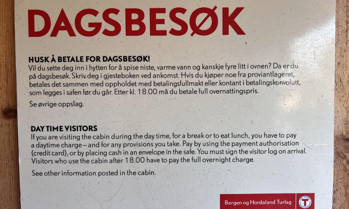 Nordre Kjerringa, Rongevær Kysthytte (DNT, Bergen: {"base": "no", "no": "Husk \u00e5 betale for bes\u00f8k om du ligger p\u00e5 kaien. Betaling i DNT appen eller ved skjema i hytten.", "se": "Kom ih\u00e5g att betala f\u00f6r bes\u00f6ket om du ligger vid kajen. Betalning i DNT-appen eller via formul\u00e4r i stugan.", "en": "Remember to pay for your visit if you are moored at the quay. Payment can be made through the DNT app or via the form in the cabin.", "da": "Husk at betale for dit bes\u00f8g, hvis du ligger ved kajen. Betaling i DNT appen eller ved skema i hytten.", "fr": "N'oubliez pas de payer pour votre visite si vous \u00eates amarr\u00e9 au quai. Paiement via l'application DNT ou par le formulaire dans le chalet.", "de": "Denken Sie daran, f\u00fcr den Aufenthalt zu bezahlen, wenn Sie am Kai liegen. Zahlung in der DNT-App oder per Formular in der H\u00fctte.", "es": "Recuerde pagar por la visita si est\u00e1 atracado en el muelle. Pague en la aplicaci\u00f3n de DNT o mediante formulario en la caba\u00f1a.", "it": "Ricorda di pagare per la visita se sei ormeggiato al molo. Pagamento tramite l'app DNT o tramite il modulo in cabina.", "pt": "Lembre-se de pagar pela visita se estiver ancorado no cais. Pagamento pelo aplicativo DNT ou atrav\u00e9s do formul\u00e1rio na cabana.", "nl": "Vergeet niet te betalen voor je verblijf als je aan de kade ligt. Betalen kan via de DNT-app of door een formulier in de hut in te vullen.", "pl": "Pami\u0119taj, aby zap\u0142aci\u0107 za pobyt, je\u015bli cumujesz przy kei. P\u0142atno\u015b\u0107 przez aplikacj\u0119 DNT lub formularz w schronisku.", "uk": "\u041d\u0435 \u0437\u0430\u0431\u0443\u0434\u044c\u0442\u0435 \u043e\u043f\u043b\u0430\u0442\u0438\u0442\u0438 \u043f\u0435\u0440\u0435\u0431\u0443\u0432\u0430\u043d\u043d\u044f, \u044f\u043a\u0449\u043e \u0432\u0438 \u0437\u043d\u0430\u0445\u043e\u0434\u0438\u0442\u0435\u0441\u044f \u043d\u0430 \u043f\u0440\u0438\u0447\u0430\u043b\u0456. \u041e\u043f\u043b\u0430\u0442\u0430 \u0447\u0435\u0440\u0435\u0437 \u0434\u043e\u0434\u0430\u0442\u043e\u043a DNT \u0430\u0431\u043e \u0437\u0430 \u0434\u043e\u043f\u043e\u043c\u043e\u0433\u043e\u044e \u0444\u043e\u0440\u043c\u0438 \u0432 \u0431\u0443\u0434\u0438\u043d\u043e\u0447\u043a\u0443.", "ro": "\u021aine minte s\u0103 pl\u0103te\u0219ti pentru vizit\u0103 dac\u0103 stai la chei. Plata se face \u00een aplica\u021bia DNT sau prin formularul din caban\u0103.", "tr": "R\u0131ht\u0131mda kal\u0131rsan\u0131z ziyaret i\u00e7in \u00f6deme yapmay\u0131 unutmay\u0131n. \u00d6deme, DNT uygulamas\u0131ndan veya kul\u00fcbedeki form arac\u0131l\u0131\u011f\u0131yla yap\u0131labilir.", "el": "\u039d\u03b1 \u03b8\u03c5\u03bc\u03ac\u03c3\u03c4\u03b5 \u03bd\u03b1 \u03c0\u03bb\u03b7\u03c1\u03ce\u03c3\u03b5\u03c4\u03b5 \u03b3\u03b9\u03b1 \u03c4\u03b7\u03bd \u03b5\u03c0\u03af\u03c3\u03ba\u03b5\u03c8\u03b7 \u03b5\u03ac\u03bd \u03b5\u03af\u03c3\u03c4\u03b5 \u03b4\u03b5\u03bc\u03ad\u03bd\u03bf\u03b9 \u03c3\u03c4\u03b7\u03bd \u03b1\u03c0\u03bf\u03b2\u03ac\u03b8\u03c1\u03b1. \u03a0\u03bb\u03b7\u03c1\u03c9\u03bc\u03ae \u03bc\u03ad\u03c3\u03c9 \u03c4\u03b7\u03c2 \u03b5\u03c6\u03b1\u03c1\u03bc\u03bf\u03b3\u03ae\u03c2 DNT \u03ae \u03bc\u03b5 \u03c6\u03cc\u03c1\u03bc\u03b1 \u03c3\u03c4\u03bf \u03ba\u03b1\u03c4\u03ac\u03bb\u03c5\u03bc\u03b1.", "cs": "Nezapome\u0148te zaplatit za n\u00e1v\u0161t\u011bvu, pokud jste u mola. Platba v aplikaci DNT nebo formul\u00e1\u0159em v chat\u011b.", "hu": "Ne felejts el fizetni a l\u00e1togat\u00e1s\u00e9rt, ha a rakpartn\u00e1l tart\u00f3zkodsz. Fizet\u00e9s a DNT alkalmaz\u00e1son kereszt\u00fcl vagy a kunyh\u00f3ban tal\u00e1lhat\u00f3 \u0171rlapon.", "fi": "Muista maksaa vierailusta, jos olet laiturissa. Maksu DNT-sovelluksessa tai lomakkeella m\u00f6kiss\u00e4.", "bg": "\u041d\u0435 \u0437\u0430\u0431\u0440\u0430\u0432\u044f\u0439\u0442\u0435 \u0434\u0430 \u0437\u0430\u043f\u043b\u0430\u0442\u0438\u0442\u0435 \u0437\u0430 \u043f\u0440\u0435\u0441\u0442\u043e\u044f, \u0430\u043a\u043e \u0441\u0442\u0435 \u043d\u0430 \u043a\u0435\u044f. \u0417\u0430\u043f\u043b\u0430\u0449\u0430\u043d\u0435 \u0432 \u043f\u0440\u0438\u043b\u043e\u0436\u0435\u043d\u0438\u0435\u0442\u043e DNT \u0438\u043b\u0438 \u0447\u0440\u0435\u0437 \u0444\u043e\u0440\u043c\u0443\u043b\u044f\u0440 \u0432 \u0445\u0438\u0436\u0430\u0442\u0430.", "sr": "\u0417\u0430\u043f\u0430\u043c\u0442\u0438\u0442\u0435 \u0434\u0430 \u043f\u043b\u0430\u0442\u0438\u0442\u0435 \u0437\u0430 \u043f\u043e\u0441\u0435\u0442\u0443 \u0430\u043a\u043e \u0441\u0442\u0435 \u043d\u0430 \u043f\u0440\u0438\u0441\u0442\u0430\u043d\u0438\u0448\u0442\u0443. \u041f\u043b\u0430\u045b\u0430\u045a\u0435 \u043f\u0440\u0435\u043a\u043e \u0414\u041d\u0422 \u0430\u043f\u043b\u0438\u043a\u0430\u0446\u0438\u0458\u0435 \u0438\u043b\u0438 \u043d\u0430 \u043e\u0431\u0440\u0430\u0441\u0446\u0443 \u0443 \u043a\u043e\u043b\u0438\u0431\u0438.", "et": "Pea meeles maksta k\u00fclastamise eest, kui viibid kail. Maksmine DNT rakenduses v\u00f5i majakese juures oleva vormi kaudu.", "lv": "Atcerieties samaks\u0101t par viz\u012bti, ja j\u016bs st\u0101vat pie piest\u0101tnes. Samaksa DNT aplik\u0101cij\u0101 vai, aizpildot veidlapu m\u0101ji\u0146\u0101.", "lt": "Nepamir\u0161kite sumok\u0117ti u\u017e apsilankym\u0105, jei esate prieplaukoje. Mok\u0117kite DNT program\u0117l\u0117je arba u\u017epildydami form\u0105 namelyje."}
