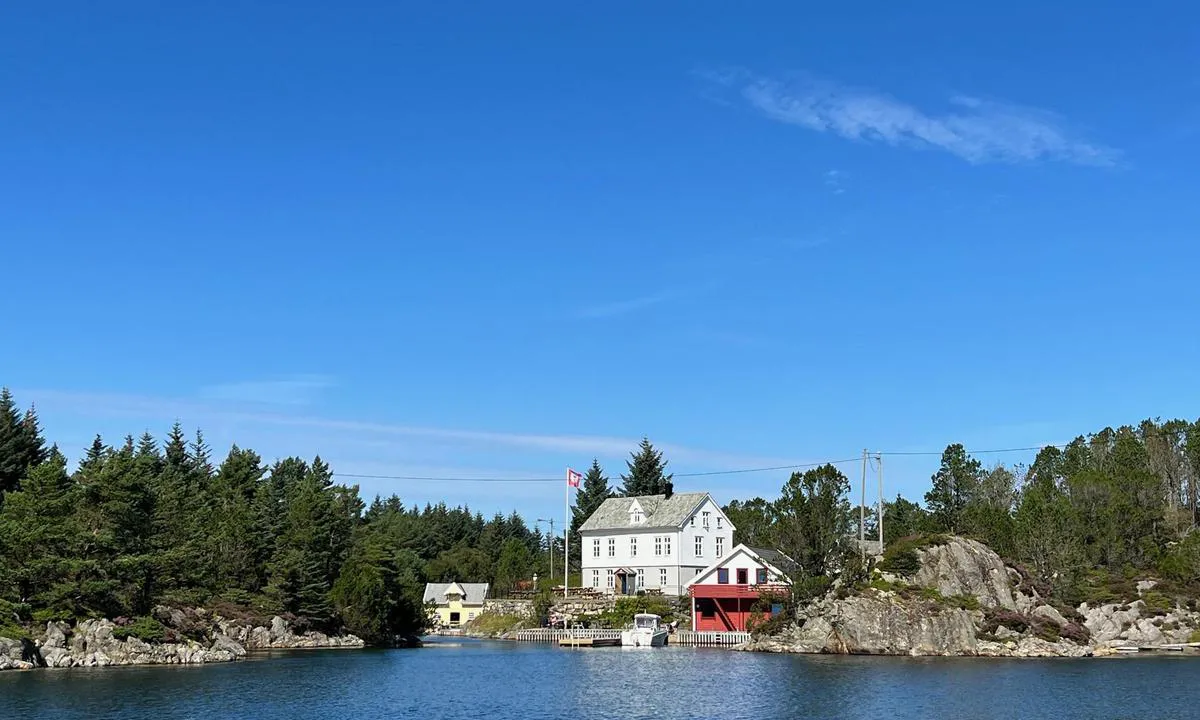 Nordre Kjerringa, Rongevær Kysthytte (DNT, Bergen: Ankomst fra sør. Sundet til venstre for hytten er farbart med mindre båter, men svært smalt. Større båter (caq 30 fot eller mer) bør gå rundt øyen.