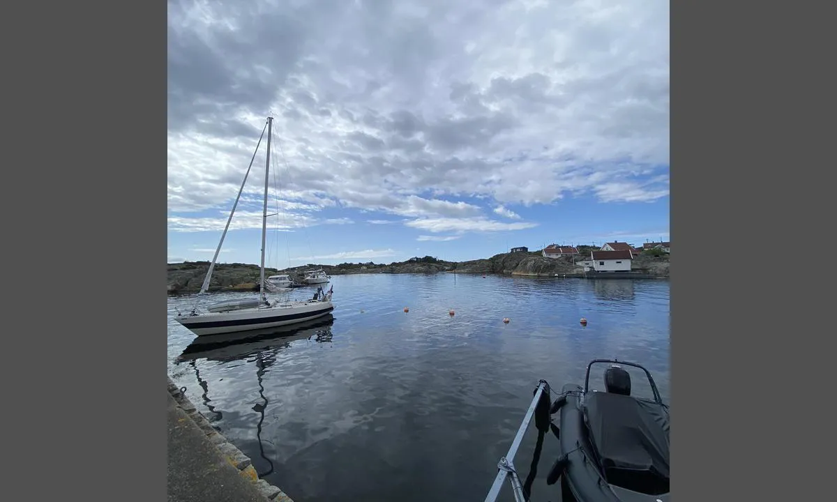 Nordre Lauer gjestehavn: {"base": "no", "no": "Det er 5 b\u00f8yer til akterfeste, s\u00e5 fort\u00f8yer du til moloen i land. Ca 200kr i d\u00f8gnpris. Som regel ledig plass p\u00e5 b\u00f8yene. De fleste legger seg longside p\u00e5 fjellet bak.", "se": "Det finns 5 bojar f\u00f6r akterf\u00e4ste, s\u00e5 f\u00f6rt\u00f6jer du vid piren. Cirka 200 kr per natt. Vanligtvis ledig plats vid bojarna. De flesta l\u00e4gger sig longside vid berget bakom.", "en": "There are 5 buoys for stern mooring, then you moor to the pier on land. Approximately 200 NOK per day. Usually, there's available space on the buoys. Most people moor alongside the rock behind.", "da": "Der er 5 b\u00f8jer til agterfort\u00f8jning, s\u00e5 fort\u00f8jer du til molen i land. Ca. 200 kr pr. d\u00f8gn. Som regel ledig plads ved b\u00f8jerne. De fleste l\u00e6gger sig langskibs ved klippen bagved."}
