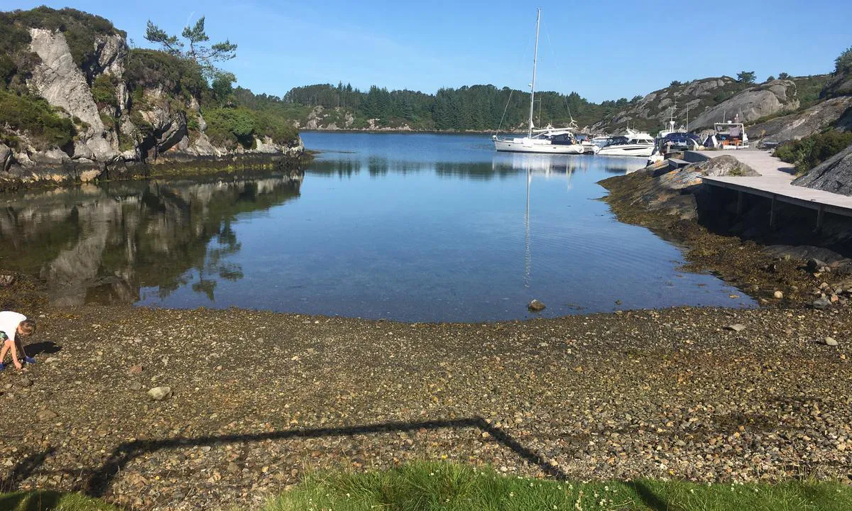 Nordre Navøyvågen: {"base": "no", "no": "Bilde tatt fra badevik. Flytebrygge lengst bak i bildet.", "se": "Bild tagen fr\u00e5n badviken. Flytbrygga l\u00e4ngst bak i bilden.", "en": "Picture taken from the bathing bay. Floating dock at the very back of the image.", "da": "Billedet taget fra badebugt. Flydebro l\u00e6ngst bag i billedet."}