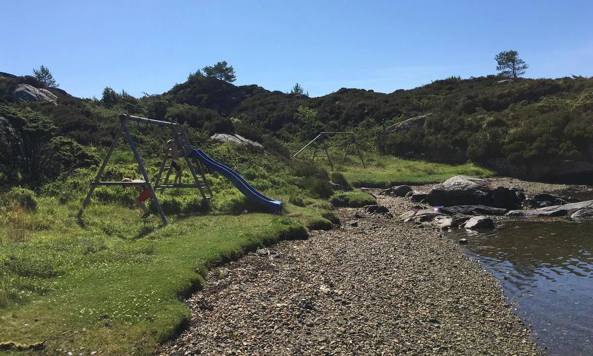 Nordre Navøyvågen: Badevika ved flo. Ganske langgrunt både ved flo og fjære.