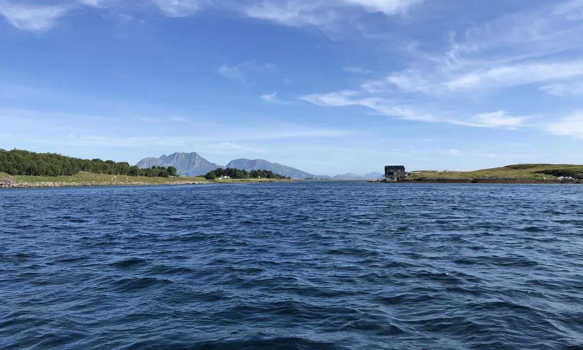 {"base": "no", "no": "Utsikt nordover gjennom sundet ved Nordre S\u00f8r\u00f8yholmen, med De Syv S\u00f8stre i bakgrunnen.", "se": "Utsikt norrut genom sundet vid Norra S\u00f8r\u00f8yholmen, med De Sju Systrarna i bakgrunden.", "en": "View northward through the strait at Nordre S\u00f8r\u00f8yholmen, with The Seven Sisters in the background.", "da": "Udsigt nordover gennem sundet ved Nordre S\u00f8r\u00f8yholmen, med De Syv S\u00f8stre i baggrunden."}