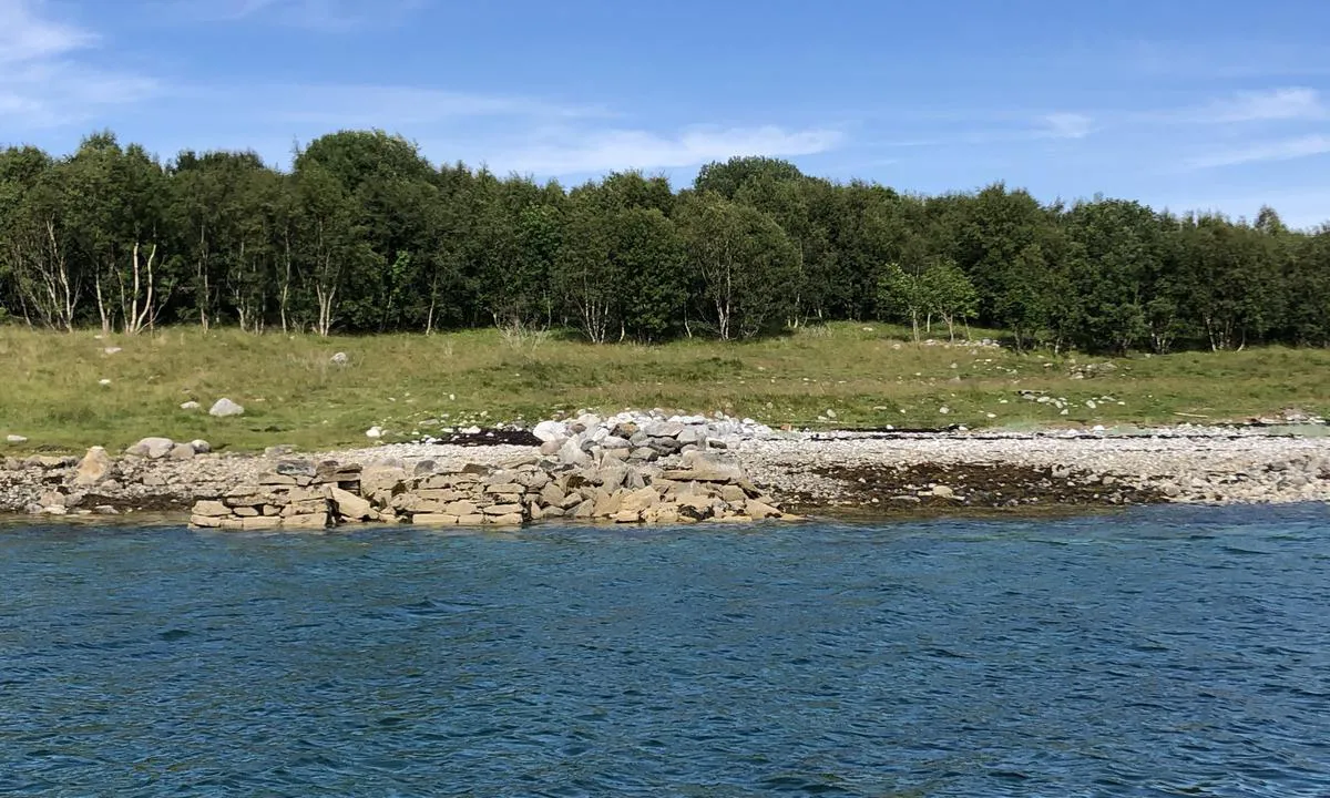 Nordre sørøyholmen: {"base": "no", "no": "Rester av fundament til en gammel brygge.", "se": "Rester av fundament till en gammal brygga.", "en": "Remains of the foundation of an old pier.", "da": "Rester af fundament til en gammel bro."}