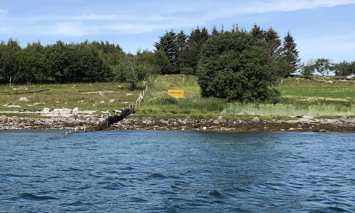 Nordre sørøyholmen: {"base": "no", "no": "Pass opp for vannledningen som krysser sundet.", "se": "Se upp f\u00f6r vattenledningen som korsar sundet.", "en": "Watch out for the water pipeline crossing the strait.", "da": "Pas p\u00e5 for vandledningen, der krydser sundet."}