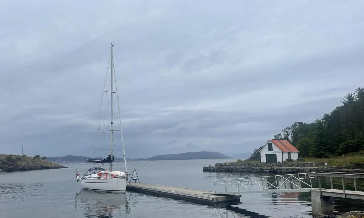 Nordre Vågholmen: {"base": "no", "no": "God dybde ytterst p\u00e5 begge sider av flytebrygga.", "se": "God djupaste ytterst p\u00e5 b\u00e5da sidor av flytbryggan.", "en": "Good depth at the outer end on both sides of the floating dock.", "da": "God dybde yderst p\u00e5 begge sider af flydebroen.", "fr": "Bonne profondeur \u00e0 l'extr\u00e9mit\u00e9 des deux c\u00f4t\u00e9s de la jet\u00e9e flottante.", "de": "Gute Tiefe au\u00dfen an beiden Seiten des Schwimmstegs.", "es": "Buena profundidad en el extremo exterior a ambos lados del muelle flotante.", "it": "Buona profondit\u00e0 all'estremit\u00e0 su entrambi i lati della banchina galleggiante.", "pt": "Boa profundidade na extremidade externa de ambos os lados da marina flutuante.", "nl": "Goede diepte aan beide zijden van de drijvende steiger, helemaal buitenaan.", "pl": "Dobra g\u0142\u0119boko\u015b\u0107 na kra\u0144cach po obu stronach pirsu p\u0142ywaj\u0105cego.", "uk": "\u0414\u043e\u0431\u0440\u0430 \u0433\u043b\u0438\u0431\u0438\u043d\u0430 \u043d\u0430 \u0437\u043e\u0432\u043d\u0456\u0448\u043d\u0456\u0445 \u043a\u0456\u043d\u0446\u044f\u0445 \u0437 \u043e\u0431\u043e\u0445 \u0431\u043e\u043a\u0456\u0432 \u043f\u043b\u0430\u0432\u0430\u044e\u0447\u043e\u0433\u043e \u043f\u0456\u0440\u0441\u0443.", "ro": "Ad\u00e2ncime bun\u0103 \u00een partea exterioar\u0103 pe ambele p\u0103r\u021bi ale pontonului plutitor.", "tr": "\u0130skeledeki iki taraf\u0131n u\u00e7 k\u0131sm\u0131nda iyi derinlik var.", "el": "\u039a\u03b1\u03bb\u03ae \u03b2\u03ac\u03b8\u03bf\u03c2 \u03c3\u03c4\u03bf \u03b5\u03be\u03c9\u03c4\u03b5\u03c1\u03b9\u03ba\u03cc \u03bc\u03ad\u03c1\u03bf\u03c2 \u03ba\u03b1\u03b9 \u03c3\u03c4\u03b9\u03c2 \u03b4\u03cd\u03bf \u03c0\u03bb\u03b5\u03c5\u03c1\u03ad\u03c2 \u03c4\u03b7\u03c2 \u03c0\u03bb\u03c9\u03c4\u03ae\u03c2 \u03c0\u03c1\u03bf\u03b2\u03bb\u03ae\u03c4\u03b1\u03c2.", "cs": "Dobr\u00fd ponor na vn\u011bj\u0161\u00edm okraji na obou stran\u00e1ch plovouc\u00edho mola.", "hu": "J\u00f3 m\u00e9lys\u00e9g a m\u00f3l\u00f3 mindk\u00e9t oldal\u00e1n a k\u00fcls\u0151 r\u00e9szen.", "fi": "Hyv\u00e4 syv\u00e4ys laiturin molemmilla puolilla ulkopuolella.", "bg": "\u0414\u043e\u0431\u0440\u0430 \u0434\u044a\u043b\u0431\u043e\u0447\u0438\u043d\u0430 \u0432 \u043a\u0440\u0430\u044f \u0438 \u043e\u0442 \u0434\u0432\u0435\u0442\u0435 \u0441\u0442\u0440\u0430\u043d\u0438 \u043d\u0430 \u043f\u043b\u0430\u0432\u0430\u0449\u043e\u0442\u043e \u043f\u0440\u0438\u0441\u0442\u0430\u043d\u0438\u0449\u0435.", "sr": "\u0414\u043e\u0431\u0430\u0440 \u0434\u0443\u0431\u0438\u043d\u0430 \u043d\u0430 \u043e\u0431\u0430 \u043a\u0440\u0430\u0458\u0430 \u043b\u0435\u0442\u0430\u043a\u0430 \u043d\u0430 \u043e\u0431\u0435 \u0441\u0442\u0440\u0430\u043d\u0435.", "et": "Suur s\u00fcgavus m\u00f5lema laua v\u00e4lisservades.", "lv": "Laba dzi\u013cuma apmales ab\u0101s peldtilta pus\u0113s.", "lt": "Geras gylis abiejose plaukiojan\u010dios prieplaukos pus\u0117se."}