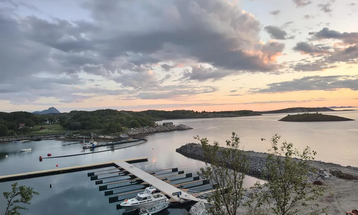 Nordværnes Båtforening: {"base": "no", "no": "Kl 0200. For sent \u00e5 legge seg n\u00e5.", "se": "Kl 0200. F\u00f6r sent att l\u00e4gga sig nu.", "en": "0200 hrs. Too late to dock now.", "da": "Kl 0200. For sent at l\u00e6gge sig nu."}