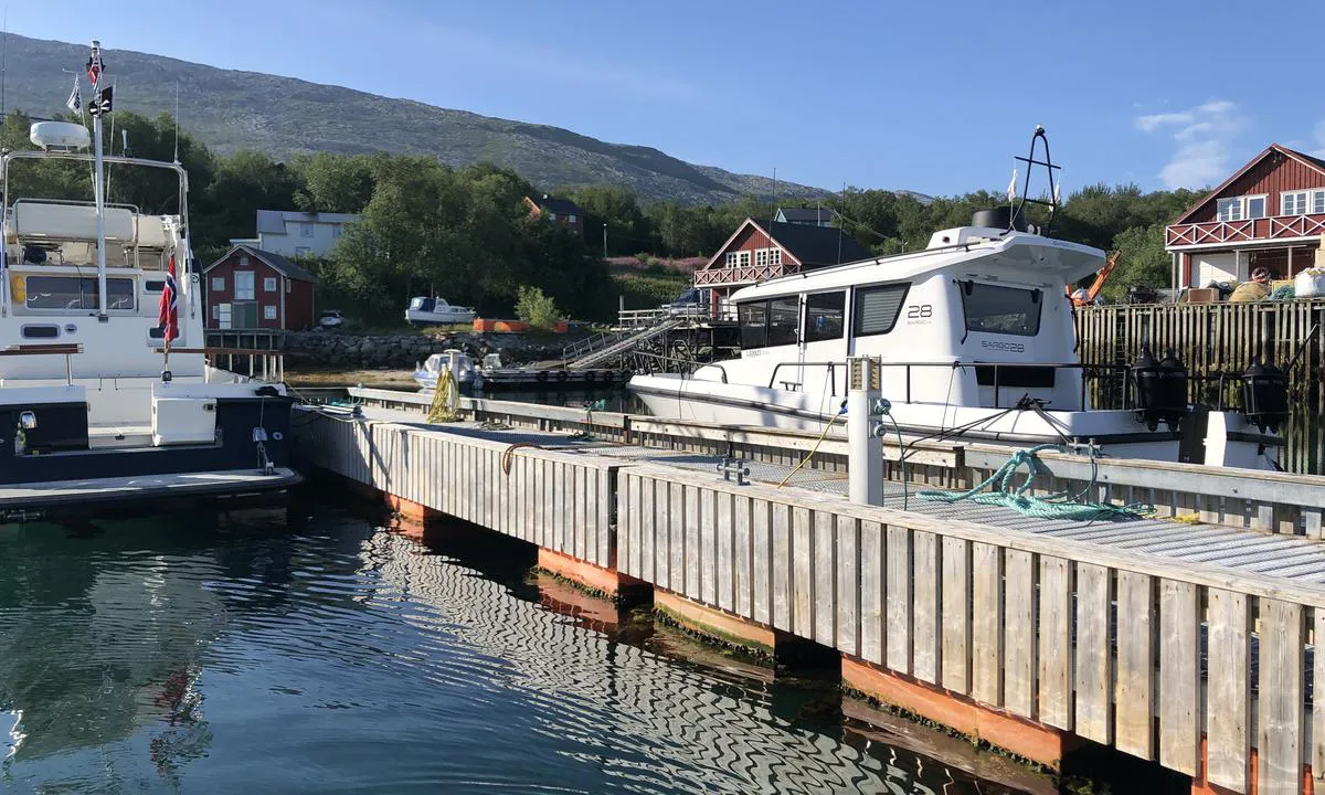 Solide sider på flytebrygga i Nordvika Båthavn