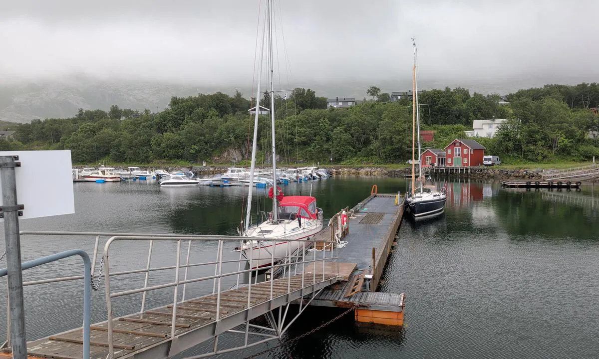 Nordvika Båthavn: {"base": "no", "no": "Gjestebrygga.", "se": "G\u00e4stbryggan.", "en": "Guest Pier.", "da": "G\u00e6stebroen.", "fr": "Quai des visiteurs.", "de": "G\u00e4stepier.", "es": "El muelle de invitados.", "it": "Molo degli ospiti.", "pt": "Cais para visitantes.", "nl": "Gastensteiger.", "pl": "Nabrze\u017ce dla go\u015bci.", "uk": "\u0413\u043e\u0441\u0442\u044c\u043e\u0432\u0438\u0439 \u043f\u0440\u0438\u0447\u0430\u043b.", "ro": "Ponton pentru oaspe\u021bi.", "tr": "Misafir iskelesi.", "el": "\u0391\u03c0\u03bf\u03b2\u03ac\u03b8\u03c1\u03b1 \u03b5\u03c0\u03b9\u03c3\u03ba\u03b5\u03c0\u03c4\u03ce\u03bd.", "cs": "N\u00e1v\u0161t\u011bvnick\u00e9 molo.", "hu": "Vend\u00e9gm\u00f3l\u00f3.", "fi": "Vieraslaituri.", "bg": "\u0413\u043e\u0441\u0442\u0443\u0432\u0430\u0449\u043e \u043f\u0440\u0438\u0441\u0442\u0430\u043d\u0438\u0449\u0435.", "sr": "\u041f\u0440\u0438\u0441\u0442\u0430\u043d\u0438\u0448\u0442\u0435 \u0437\u0430 \u0433\u043e\u0441\u0442\u0435.", "et": "K\u00fclaliskaid.", "lv": "Viesu piest\u0101tne.", "lt": "Sve\u010diu prieplauka."}
