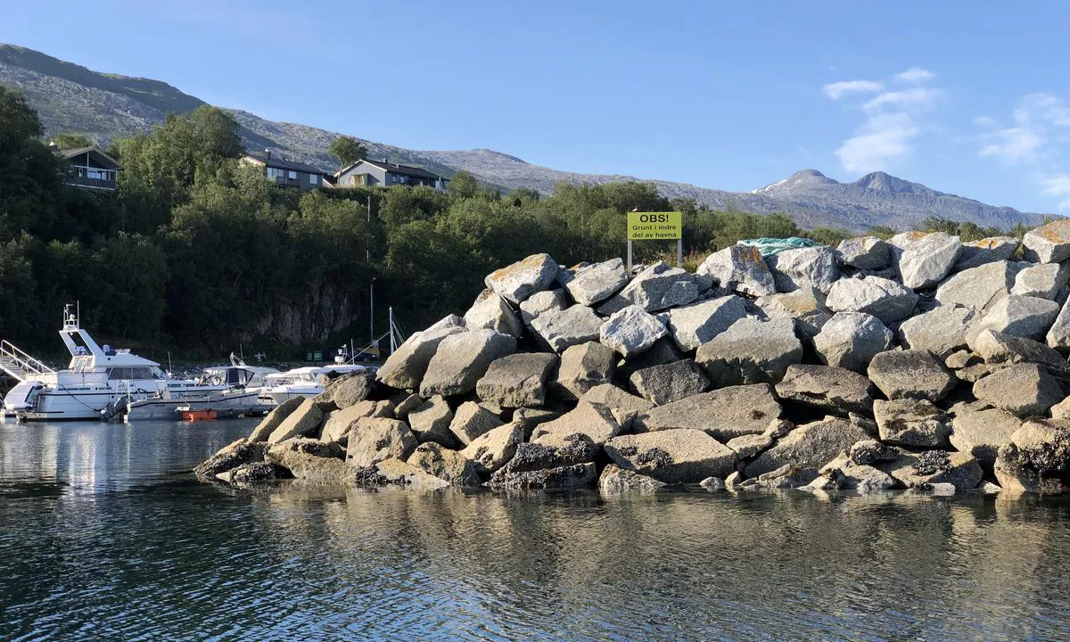 Nordvika Båthavn: {"base": "no", "no": "V\u00e6r oppmerksom p\u00e5 grunt vann innerst i bukta. Usikkert om dypt nok for seilb\u00e5ter", "se": "Var uppm\u00e4rksam p\u00e5 grunt vatten l\u00e4ngst in i viken. Os\u00e4kert om tillr\u00e4ckligt djupt f\u00f6r segelb\u00e5tar", "en": "Pay attention to shallow water in the innermost part of the bay. Uncertain if it's deep enough for sailboats.", "da": "V\u00e6r opm\u00e6rksom p\u00e5 lavt vand inderst i bugten. Usikkert om dybt nok for sejlb\u00e5de"}