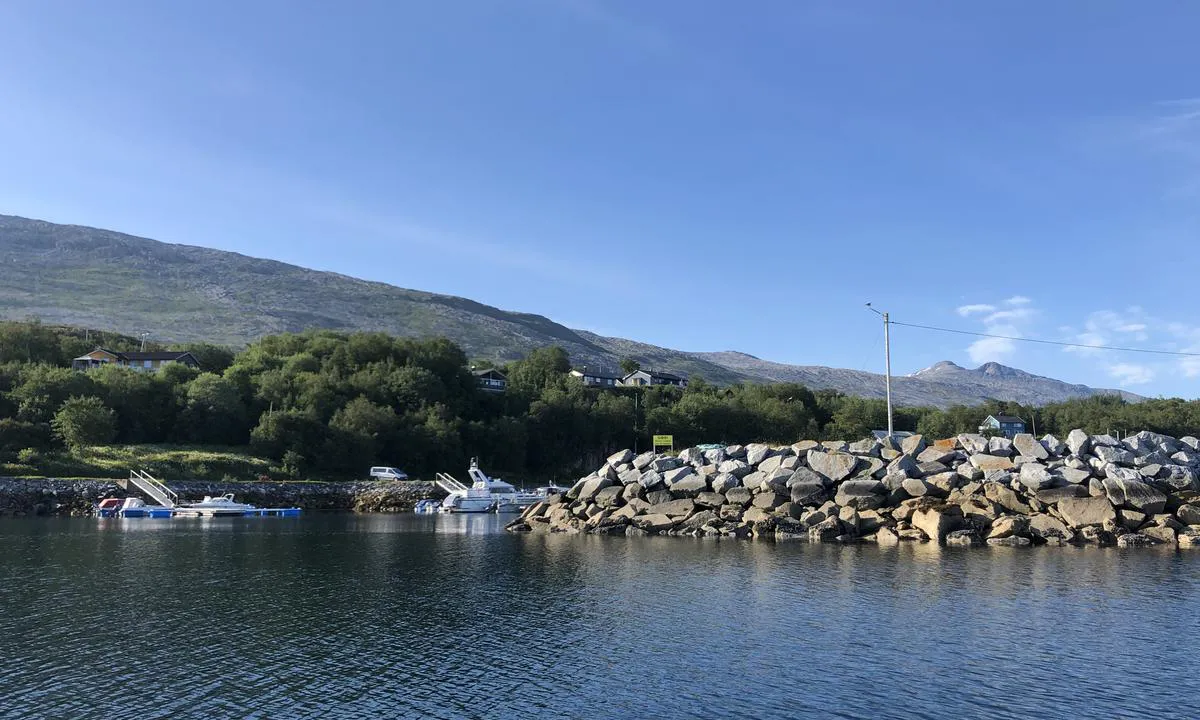 {"base": "no", "no": "Gjestebrygga til Nordvika B\u00e5thavn ligger godt beskyttet bak en solid steinmolo", "se": "G\u00e4stbryggan till Nordvika B\u00e5thamn ligger v\u00e4l skyddad bakom en solid stenpir", "en": "The guest pier at Nordvika Marina is well protected behind a solid stone breakwater.", "da": "G\u00e6stebroen til Nordvika B\u00e5dehavn ligger godt beskyttet bag en solid stenmole"}