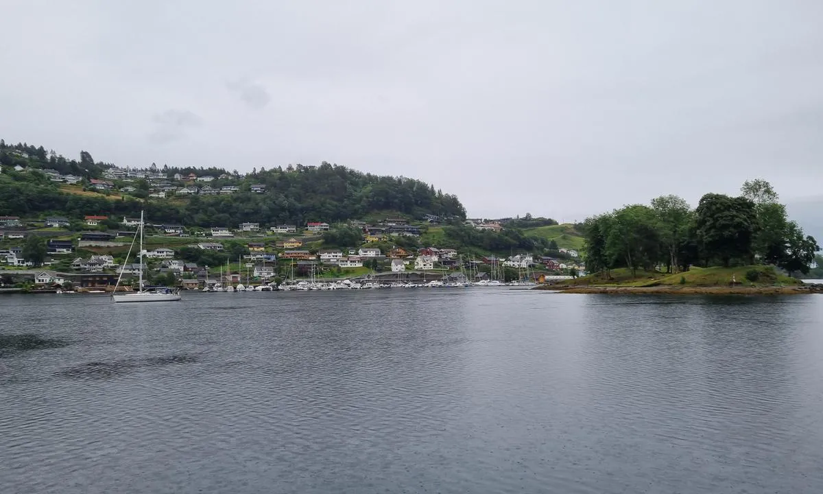 Norheimsund anchorage: {"base": "no", "no": "Nord for Sandvenholmen er det fint", "se": "Norr om Sandvenholmen \u00e4r det fint", "en": "North of Sandvenholmen it is nice", "da": "Nord for Sandvenholmen er det godt"}