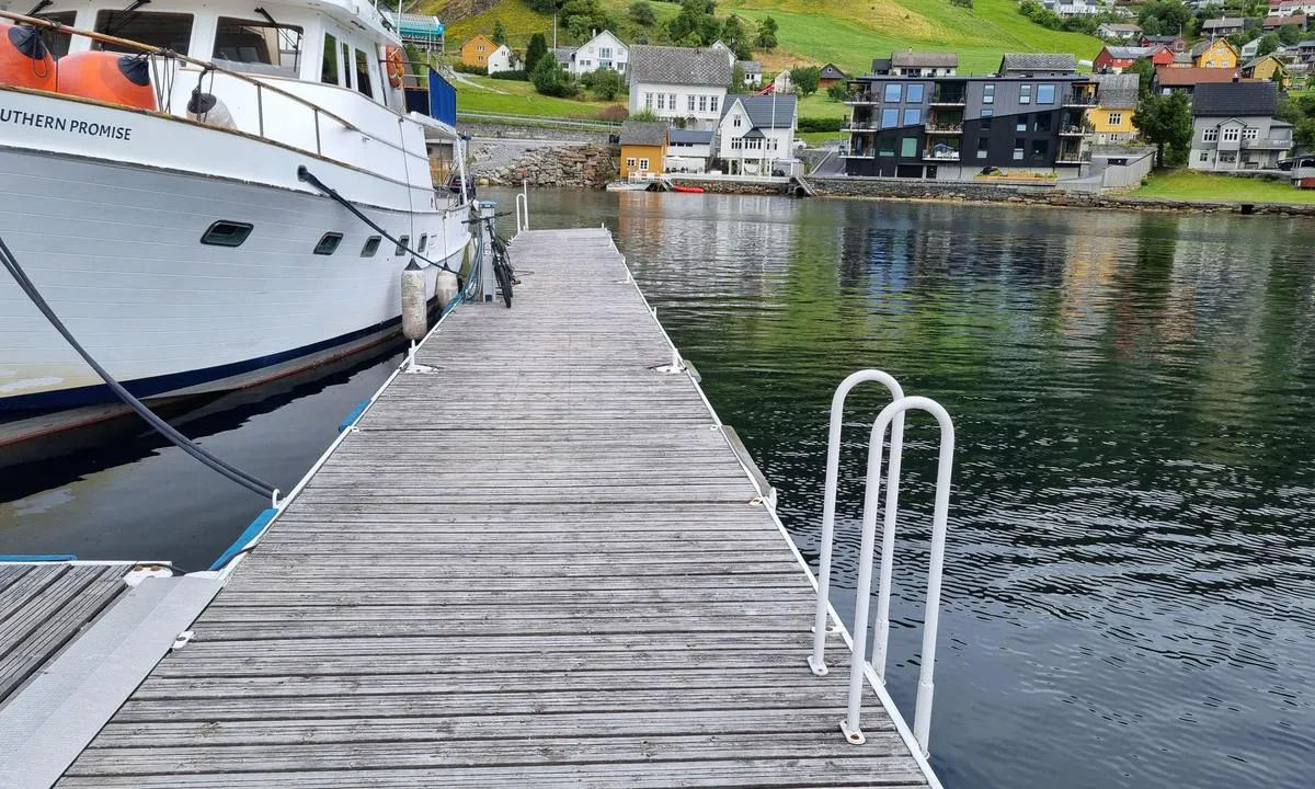 Norheimsund: Lang flytebrygge ytterst, både nord og sør