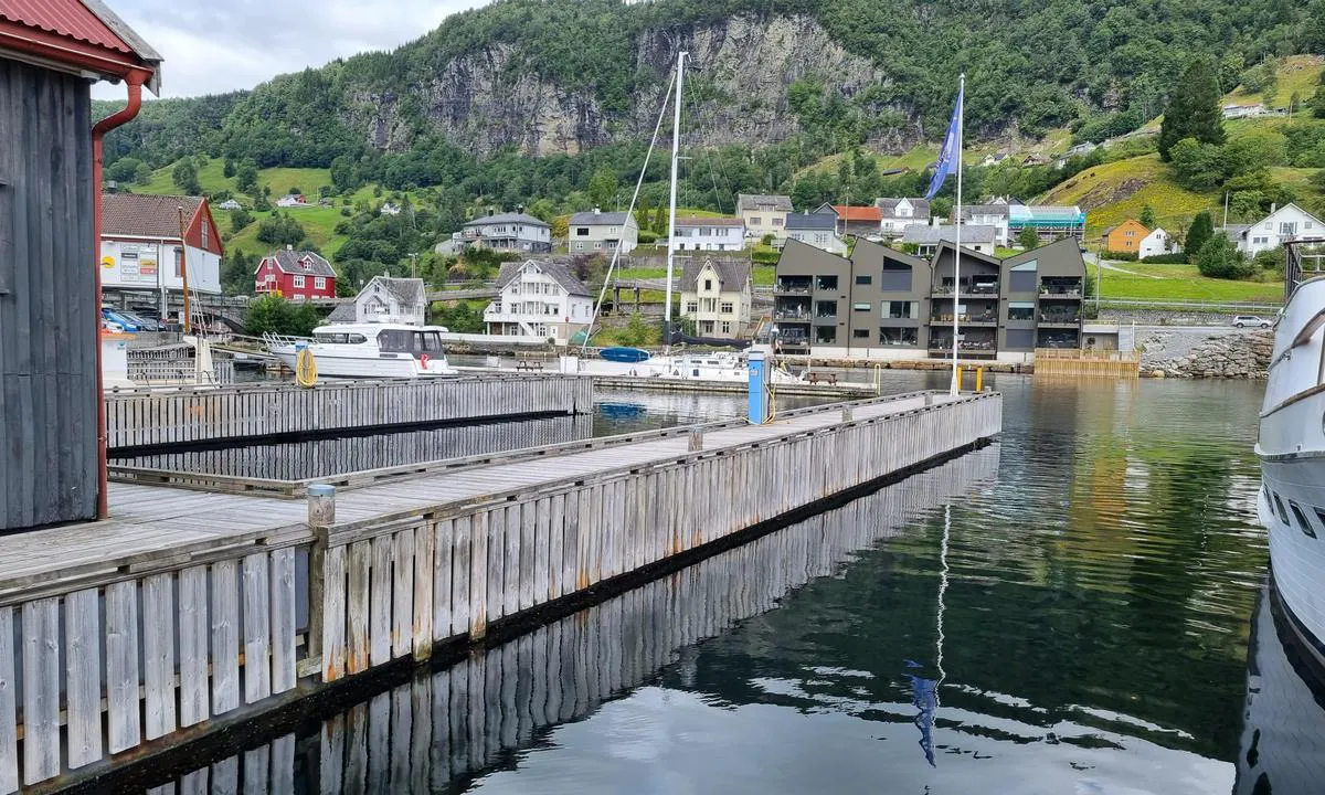 Norheimsund: {"base": "no", "no": "De fleste bryggene er h\u00f8ye flytebrygger.", "se": "De flesta bryggorna \u00e4r h\u00f6ga flytbryggor.", "en": "Most of the docks are high floating docks.", "da": "De fleste brygger er h\u00f8je flydebroer."}