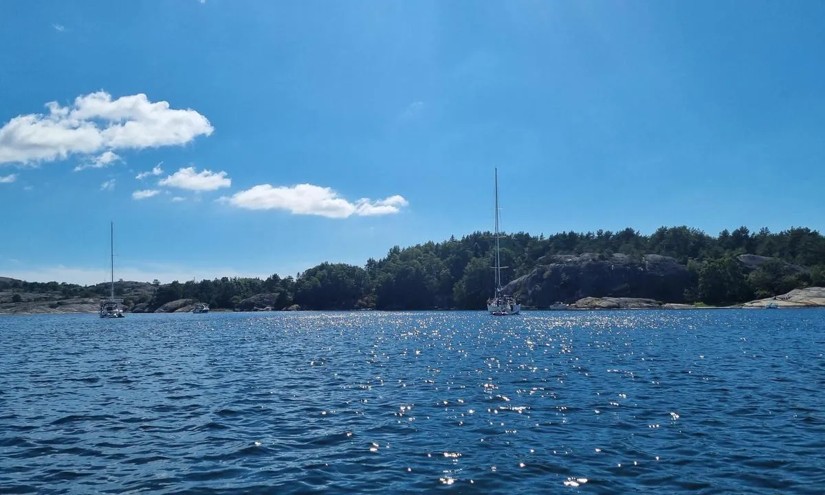 Norra Björnholmen: {"base": "no", "no": "Her ligger du fint og det er ikke veldig dypt. 3-7 meter", "se": "H\u00e4r ligger du bra och det \u00e4r inte v\u00e4ldigt djupt. 3-7 meter", "en": "Here you can moor nicely, and it is not very deep. 3-7 meters", "da": "Her ligger du fint og det er ikke meget dybt. 3-7 meter"}