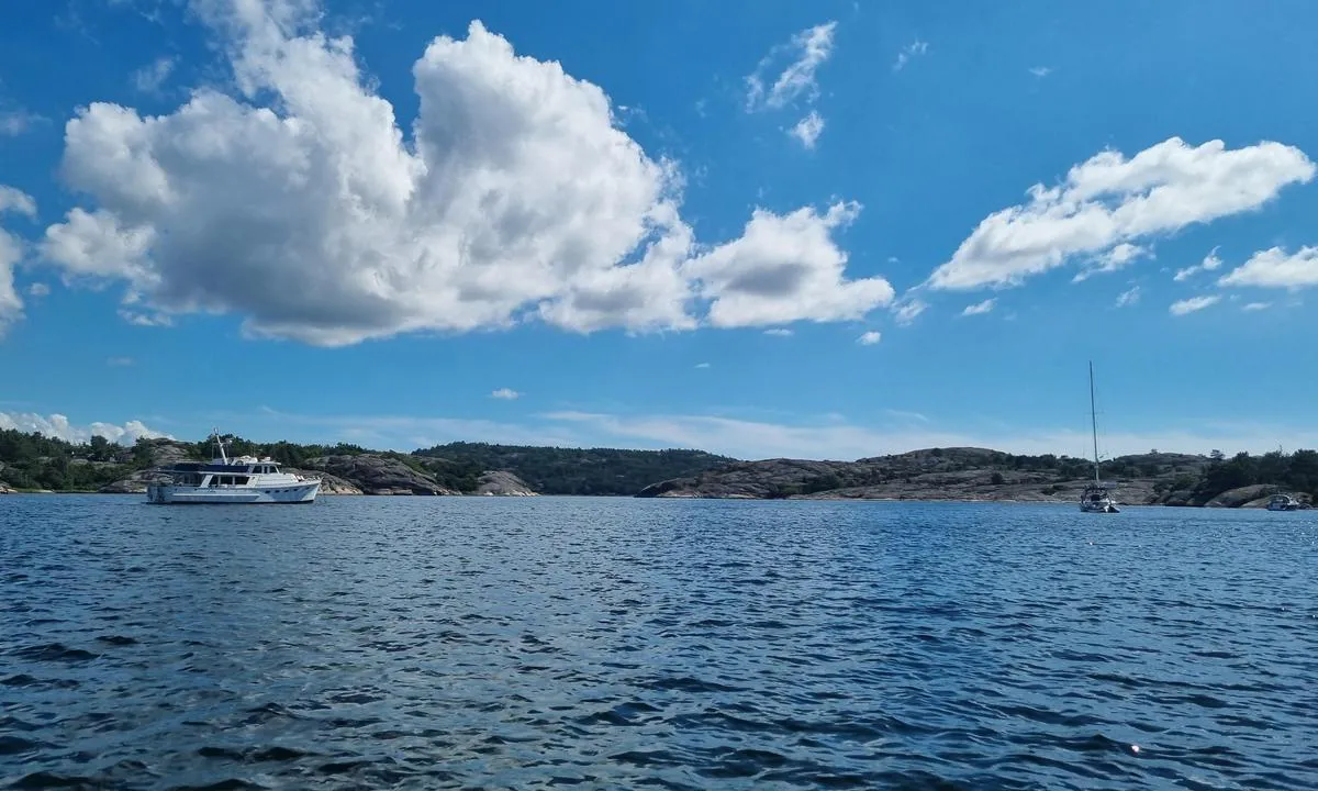 Norra Björnholmen: {"base": "no", "no": "Fin bukt i sydlige vinder. Utsatt i nordlige", "se": "Fin bukt i sydliga vindar. Utsatt i nordliga", "en": "Nice bay in southerly winds. Exposed in northerly.", "da": "Fin bugt i sydlige vinde. Udsat i nordlige"}