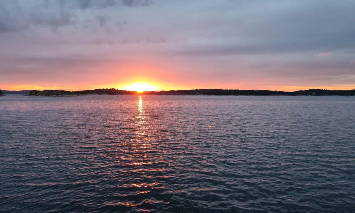 Norra Björnholmen: {"base": "no", "no": "Her f\u00e5r du solnedganger i fint v\u00e6r", "se": "H\u00e4r f\u00e5r du solnedg\u00e5ngar i fint v\u00e4der", "en": "Here you will experience sunsets in good weather", "da": "Her f\u00e5r du solnedgange i godt vejr"}