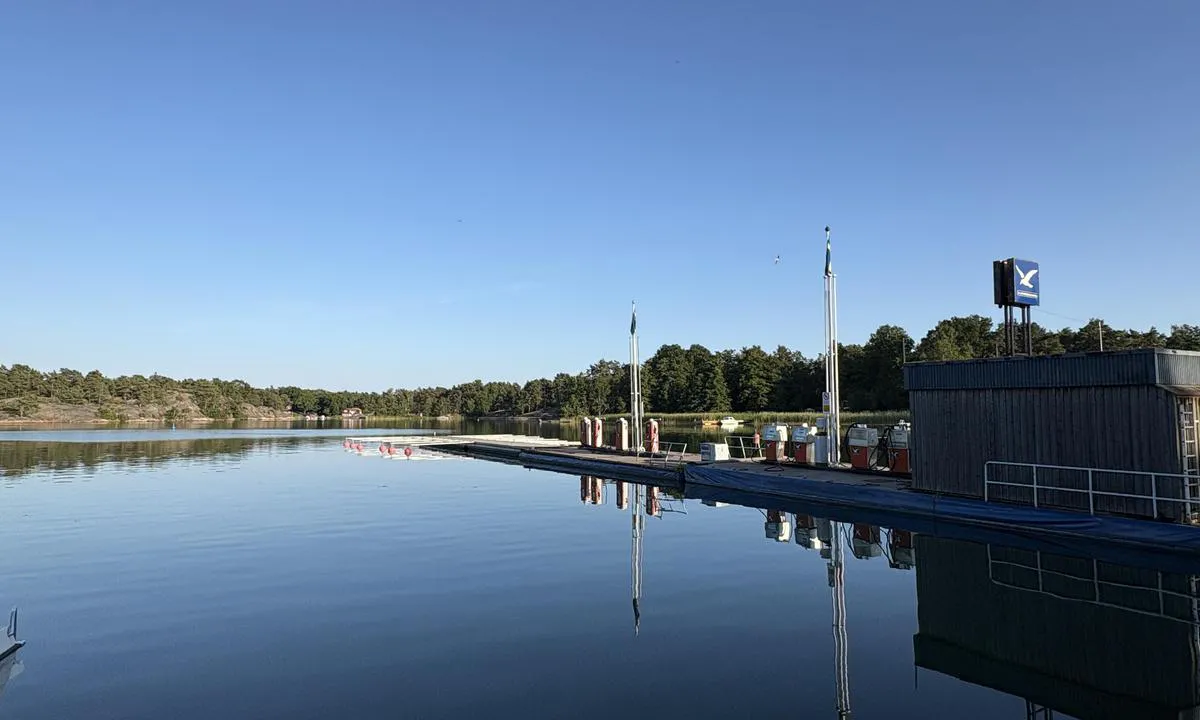Norra Stavsudda: {"base": "de", "no": "Brygge med drivstoffpumper. Mange har lagt til her for en kort stund for \u00e5 handle i butikken.", "se": "Brygga med br\u00e4nslepumpar.<br>M\u00e5nga har lagt till h\u00e4r en kort stund f\u00f6r att handla i butiken.", "en": "Jetty with the fuel pumps. Many have docked here briefly to shop in the store.", "da": "Brov med tankstandere. Mange har lagt til her kort for at handle i butikken.", "fr": "Ponton avec les pompes \u00e0 carburant. Beaucoup s'y sont arr\u00eat\u00e9s bri\u00e8vement pour faire du shopping dans le magasin.", "de": "Steg mit den Zapfs\u00e4ulen. \r\nViele haben hier kurz angelegt um im Laden einzukaufen.", "es": "Muelle con los surtidores de combustible. Muchos han atracado aqu\u00ed brevemente para hacer compras en la tienda.", "it": "Pontile con le colonnine di rifornimento. Molti qui hanno attraccato per un breve periodo per fare acquisti nel negozio.", "pt": "Cais com as bombas de combust\u00edvel. Muitos atracaram brevemente aqui para fazer compras na loja.", "nl": "<p>Steiger met brandstofpompen. Velen hebben hier kort aangelegd om inkopen te doen in de winkel.</p>", "pl": "Pomost z dystrybutorami paliwa.<br>Wielu tutaj zacumowa\u0142o, aby zrobi\u0107 zakupy w sklepie.", "uk": "\u041f\u0456\u0440\u0441 \u0437 \u0437\u0430\u043f\u0440\u0430\u0432\u043d\u0438\u043c\u0438 \u043a\u043e\u043b\u043e\u043d\u043a\u0430\u043c\u0438. \u0411\u0430\u0433\u0430\u0442\u043e \u0445\u0442\u043e \u0442\u0443\u0442 \u043a\u043e\u0440\u043e\u0442\u043a\u043e \u0437\u0443\u043f\u0438\u043d\u044f\u0432\u0441\u044f, \u0449\u043e\u0431 \u0437\u0440\u043e\u0431\u0438\u0442\u0438 \u043f\u043e\u043a\u0443\u043f\u043a\u0438 \u0432 \u043c\u0430\u0433\u0430\u0437\u0438\u043d\u0456.", "ro": "Ponton cu pompe de alimentare.<br>Mul\u021bi s-au oprit aici pentru scurt timp pentru a face cump\u0103r\u0103turi \u00een magazin.", "tr": "Pompa kolonlar\u0131 bulunan iskele. Bir\u00e7ok ki\u015fi burada d\u00fckkandan al\u0131\u015fveri\u015f yapmak i\u00e7in k\u0131sa bir s\u00fcreli\u011fine duraklad\u0131.", "el": "\u0391\u03c0\u03bf\u03b2\u03ac\u03b8\u03c1\u03b1 \u03bc\u03b5 \u03c4\u03b9\u03c2 \u03b1\u03bd\u03c4\u03bb\u03af\u03b5\u03c2 \u03ba\u03b1\u03c5\u03c3\u03af\u03bc\u03c9\u03bd.<br>\u03a0\u03bf\u03bb\u03bb\u03bf\u03af \u03ad\u03c7\u03bf\u03c5\u03bd \u03b4\u03ad\u03c3\u03b5\u03b9 \u03b5\u03b4\u03ce \u03b3\u03b9\u03b1 \u03bb\u03af\u03b3\u03bf \u03b3\u03b9\u03b1 \u03bd\u03b1 \u03c8\u03c9\u03bd\u03af\u03c3\u03bf\u03c5\u03bd \u03c3\u03c4\u03bf \u03ba\u03b1\u03c4\u03ac\u03c3\u03c4\u03b7\u03bc\u03b1.", "cs": "Molo s v\u00fddejn\u00edmi stojany.<br> Mnoho lid\u00ed se zde kr\u00e1tce zastavilo, aby nakoupili v obchod\u011b.", "hu": "St\u00e9g a tankszivatty\u00fakkal. Sokan r\u00f6viden kik\u00f6t\u00f6ttek itt a boltban t\u00f6rt\u00e9n\u0151 v\u00e1s\u00e1rl\u00e1shoz.", "fi": "Laituri tankkauspylv\u00e4ill\u00e4. Monet ovat pys\u00e4htyneet t\u00e4\u00e4ll\u00e4 hetkeksi ostaakseen kaupasta.", "bg": "\u041f\u043e\u043d\u0442\u043e\u043d \u0441 \u0433\u043e\u0440\u0438\u0432\u043d\u0438 \u043a\u043e\u043b\u043e\u043d\u043a\u0438.<br>\u041c\u043d\u043e\u0437\u0438\u043d\u0430 \u0441\u0430 \u0441\u0435 \u043e\u0442\u0431\u0438\u0432\u0430\u043b\u0438 \u0442\u0443\u043a \u043d\u0430\u043a\u0440\u0430\u0442\u043a\u043e, \u0437\u0430 \u0434\u0430 \u043f\u0430\u0437\u0430\u0440\u0443\u0432\u0430\u0442 \u0432 \u043c\u0430\u0433\u0430\u0437\u0438\u043d\u0430.", "sr": "\u041f\u0440\u0438\u0441\u0442\u0430\u043d\u0438\u0448\u0442\u0435 \u0441\u0430 \u043f\u0443\u043c\u043f\u043d\u0438\u043c \u0441\u0442\u0430\u043d\u0438\u0446\u0430\u043c\u0430.<br>\u041c\u043d\u043e\u0433\u0438 \u0441\u0443 \u0441\u0435 \u043e\u0432\u0434\u0435 \u043f\u0440\u0438\u0432\u0435\u0437\u0430\u043b\u0438 \u043d\u0430 \u043a\u0440\u0430\u0442\u043a\u043e \u043a\u0430\u043a\u043e \u0431\u0438 \u043a\u0443\u043f\u0438\u043b\u0438 \u043d\u0435\u0448\u0442\u043e \u0443 \u043f\u0440\u043e\u0434\u0430\u0432\u043d\u0438\u0446\u0438.", "et": "Kai tankuritega.<br>Paljud on siin korraks peatud, et kaupluses sisseoste teha.", "lv": "Piest\u0101tne ar degvielas s\u016bk\u0146iem. Daudzi ir \u0161eit piest\u0101ju\u0161i uz \u012bsu br\u012bdi, lai iepirktos veikal\u0101.", "lt": "Prieplauka su siurbliais. Daugelis \u010dia trumpam sustojo, kad apsipirkt\u0173 parduotuv\u0117je."}