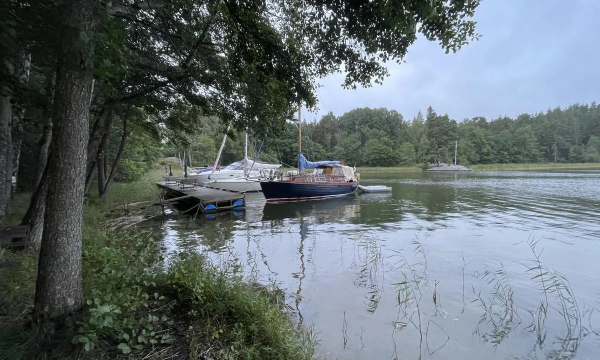 Norrsundet - Färentuna: {"base": "se", "no": "Gjestebryggen og fjellbryggen i bakgrunnen", "se": "G\u00e4stbryggan och bergbryggan i bakgrunden", "en": "The guest pier and the rock pier in the background", "da": "G\u00e6stebroen og klippebroen i baggrunden"}