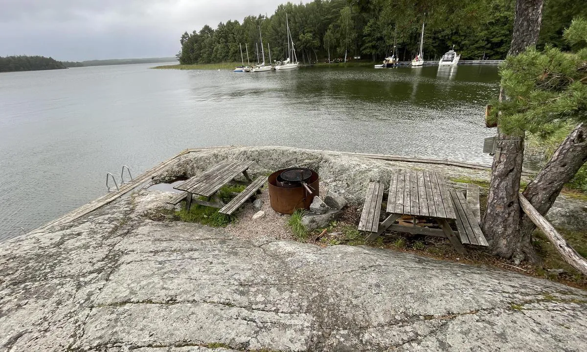 Norrsundet - Färentuna: {"base": "se", "no": "Foto fra fjellbryggen. Bryggen til venstre i bildet er for medlemmer. Bryggen til h\u00f8yre samt fjellbryggen er \u00e5pen for gjester.", "se": "Foto fr\u00e5n bergbryggan. Bryggan till v\u00e4nster i bild \u00e4r f\u00f6r medlemmar. Bryggan till h\u00f6ger samt bergbryggan \u00e4r \u00f6ppen f\u00f6r g\u00e4ster.", "en": "Photo from the rock pier. The pier to the left in the picture is for members. The pier to the right and the rock pier are open for guests.", "da": "<p>Foto fra klippebroen. Broen til venstre i billedet er for medlemmer. Broen til h\u00f8jre samt klippebroen er \u00e5ben for g\u00e6ster.</p>"}