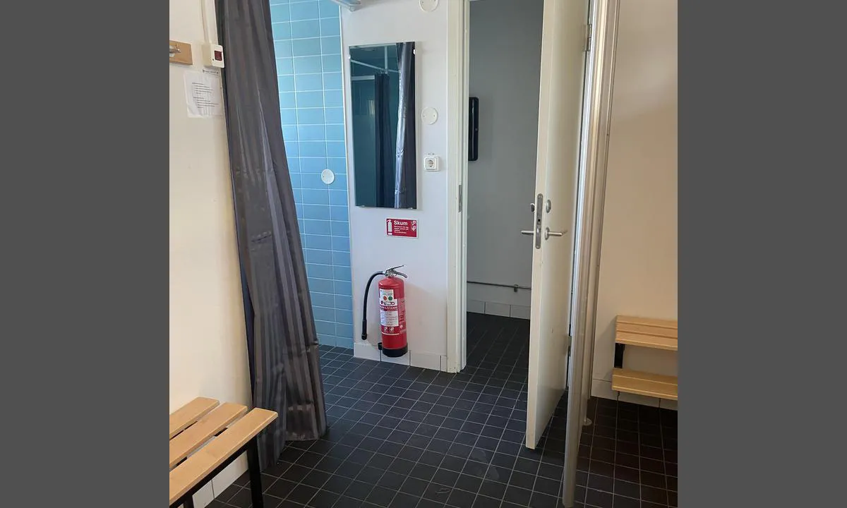 Norrtälje Gästhamn: {"base": "en", "no": "Dusj, toalett og badstue er veldig sm\u00e5, men rene", "se": "Dusch, toalett och bastu \u00e4r mycket sm\u00e5, men rena", "en": "Shower, Toilet and Sauna are very small, but clean", "da": "Bruser, Toilet og Sauna er meget sm\u00e5, men rene", "fr": "Douche, toilettes et sauna sont tr\u00e8s petits, mais propres", "de": "Dusche, Toilette und Sauna sind sehr klein, aber sauber", "es": "La ducha, el inodoro y la sauna son muy peque\u00f1os, pero est\u00e1n limpios", "it": "La doccia, il gabinetto e la sauna sono molto piccoli, ma puliti", "pt": "Chuveiro, Toalete e Sauna s\u00e3o muito pequenos, mas limpos", "nl": "Douche, Toilet en Sauna zijn erg klein, maar schoon", "pl": "Prysznic, toaleta i sauna s\u0105 bardzo ma\u0142e, ale czyste", "uk": "\u0414\u0443\u0448, \u0442\u0443\u0430\u043b\u0435\u0442 \u0442\u0430 \u0441\u0430\u0443\u043d\u0430 \u0434\u0443\u0436\u0435 \u043c\u0430\u043b\u0456, \u0430\u043b\u0435 \u0447\u0438\u0441\u0442\u0456", "ro": "Du\u0219urile, toaletele \u0219i sauna sunt foarte mici, dar curate", "tr": "Du\u015f, Tuvalet ve Sauna \u00e7ok k\u00fc\u00e7\u00fck, ancak temiz", "el": "\u03a4\u03bf \u03bd\u03c4\u03bf\u03c5\u03c2, \u03b7 \u03c4\u03bf\u03c5\u03b1\u03bb\u03ad\u03c4\u03b1 \u03ba\u03b1\u03b9 \u03b7 \u03c3\u03ac\u03bf\u03c5\u03bd\u03b1 \u03b5\u03af\u03bd\u03b1\u03b9 \u03c0\u03bf\u03bb\u03cd \u03bc\u03b9\u03ba\u03c1\u03ac, \u03b1\u03bb\u03bb\u03ac \u03ba\u03b1\u03b8\u03b1\u03c1\u03ac", "cs": "Sprcha, toaleta a sauna jsou velmi mal\u00e9, ale \u010dist\u00e9", "hu": "A zuhanyoz\u00f3, a WC \u00e9s a szauna nagyon kicsik, de tiszt\u00e1k", "fi": "Suihku, WC ja Sauna ovat hyvin pieni\u00e4, mutta siistej\u00e4", "bg": "\u0414\u0443\u0448, \u0442\u043e\u0430\u043b\u0435\u0442\u043d\u0430 \u0438 \u0441\u0430\u0443\u043d\u0430 \u0441\u0430 \u043c\u043d\u043e\u0433\u043e \u043c\u0430\u043b\u043a\u0438, \u043d\u043e \u0447\u0438\u0441\u0442\u0438", "sr": "Tu\u0161, WC i sauna su veoma mali, ali \u010disti", "et": "Du\u0161\u0161, tualett ja saun on v\u00e4ga v\u00e4iksed, aga puhtad", "lv": "Du\u0161a, tualete un pirts ir \u013coti mazas, bet t\u012bras", "lt": "Du\u0161as, tualetas ir pirtis yra labai ma\u017ei, bet \u0161var\u016bs"}