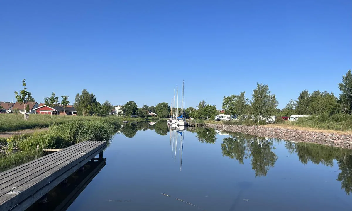 Norsholm: {"base": "no", "no": "For s\u00e5 vidt en fin havn, men mye st\u00f8y fra trafikkert vei og travel jernbane. Bildet er tatt fra en ventebrygge, havna var full da vi kom inn, og vi fikk ikke ligge to i bredden.", "se": "I och f\u00f6r sig en fin hamn, men mycket ov\u00e4sen fr\u00e5n en trafikerad v\u00e4g och en livlig j\u00e4rnv\u00e4g. Bildet \u00e4r taget fr\u00e5n en v\u00e4ntbrygga, hamnen var full n\u00e4r vi kom in, och vi fick inte ligga tv\u00e5 i bredd.", "en": "A fine harbor in itself, but a lot of noise from a busy road and a busy railway. The photo is taken from a waiting dock; the harbor was full when we arrived, and we were not allowed to moor side by side.", "da": "For s\u00e5 vidt en fin havn, men meget st\u00f8j fra trafikeret vej og travl jernbane. Billedet er taget fra en ventebro, havnen var fuld da vi kom ind, og vi m\u00e5tte ikke ligge to i bredden."}