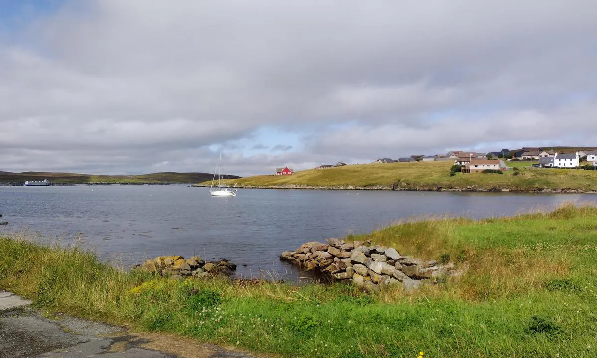 North Voe: {"base": "en", "no": "5-7 meter dypt og sandbunn.\nDet kan v\u00e6re mye fiskeutstyr i bukten, s\u00e5 v\u00e6r forsiktig. Det er lurt \u00e5 sette en b\u00f8ye og feste en henteline til ankeret.\nLett \u00e5 g\u00e5 i land p\u00e5 nord\u00f8stenden av bukten med en lettb\u00e5t ved siden av en vei.", "se": "5-7 meter djup och sandig havsbotten.<br>Det kan finnas mycket fiskeutrustning i viken, s\u00e5 var f\u00f6rsiktig. Det \u00e4r klokt att s\u00e4tta en boj och h\u00e4mtlina till ditt ankare.<br>L\u00e4tt strand i vikens nord\u00f6stra \u00e4nde f\u00f6r att landa med en jolle bredvid en v\u00e4g.", "en": "5-7 Meters deep and sandy seabed. \r\nThere can be a lot of fishing equipment on the bay, so be careful. It is wise to put a buoy and retrieval rode to your anchor. \r\nEasy shore on NE end of the bay to land with a dingy next to a road.", "da": "5-7 Meter dybt og sandet havbund.<br>Der kan v\u00e6re meget fiskeudstyr i bugten, s\u00e5 v\u00e6r forsigtig. Det er klogt at s\u00e6tte en b\u00f8je og et hente-tov til dit anker.<br>Let kyst p\u00e5 den nord\u00f8stlige ende af bugten til at lande med en jolle ved siden af en vej."}