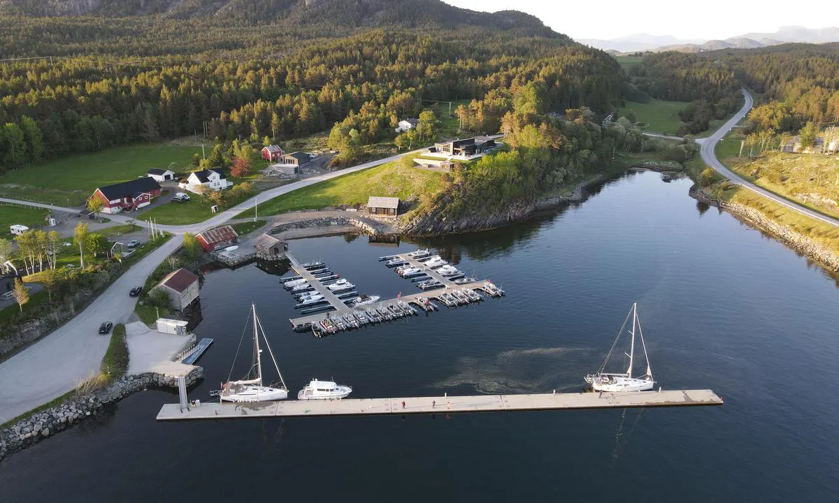 Nothaugen Fiskecamping: {"base": "no", "no": "Gjestebrygge (flytebrygge) i front, med str\u00f8m og vann. God dybde", "se": "G\u00e4stbrygga (flytbrygga) i fronten, med el och vatten. Bra djup.", "en": "Guest dock (floating dock) in front, with power and water. Good depth", "da": "G\u00e6stebro (flydebro) foran, med str\u00f8m og vand. God dybde"}
