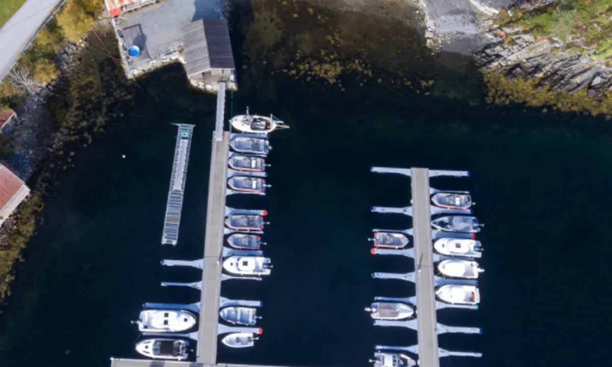 Nothaugen Fiskecamping: Dronebilde over bryggene.