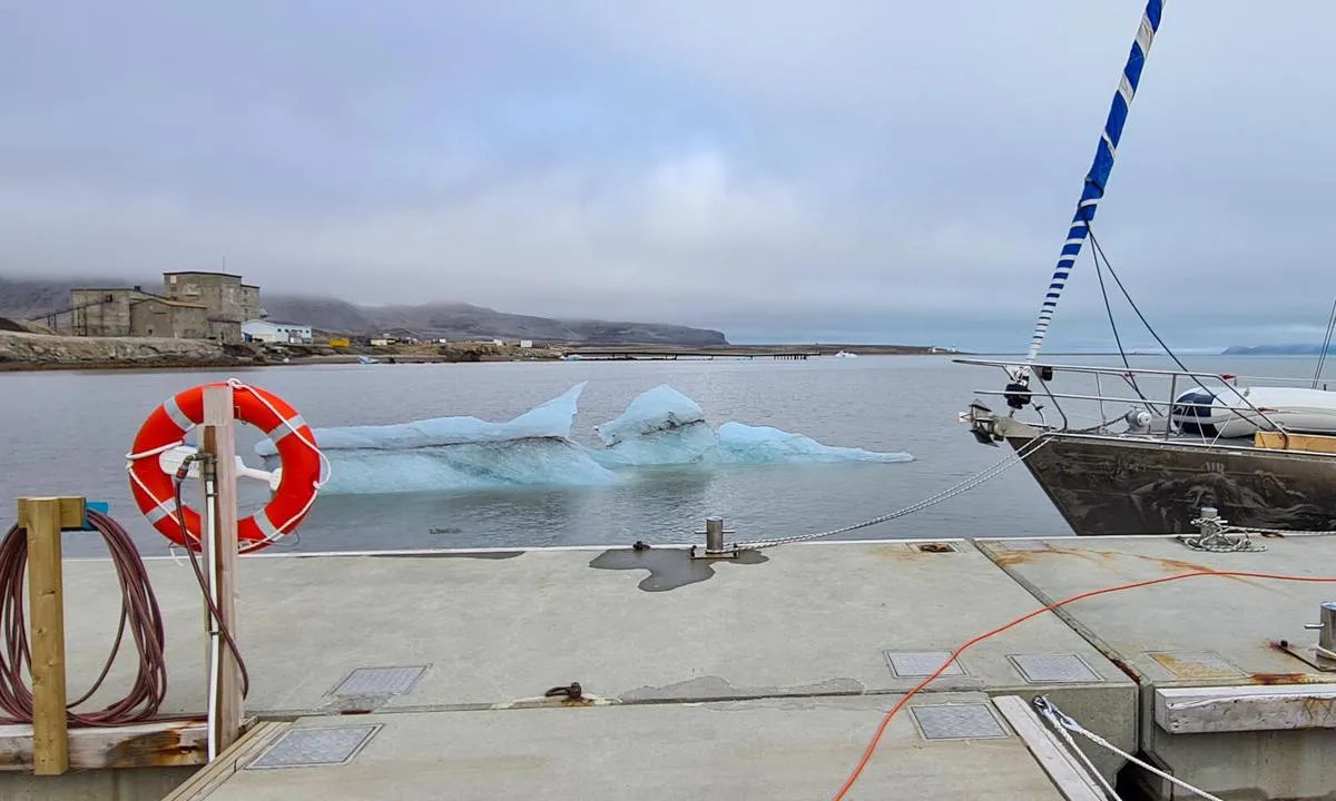 Ny Ålesund: {"base": "no", "no": "pass deg for is", "se": "akta dig f\u00f6r is", "en": "beware of ice", "da": "pas p\u00e5 is"}