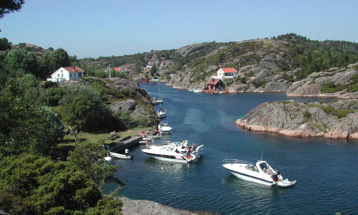 {"base": "no", "no": "I Kilen ved Ny-Hellesund er det kai for motorb\u00e5ter og ellers mulighet til \u00e5 fort\u00f8ye mot land.", "se": "I Kilen vid Ny-Hellesund finns det kaj f\u00f6r motorb\u00e5tar och annars m\u00f6jlighet att f\u00f6rt\u00f6ja mot land.", "en": "In Kilen at Ny-Hellesund, there is a quay for motorboats and otherwise the possibility to moor against the land.", "da": "I Kilen ved Ny-Hellesund er der kaj for motorb\u00e5de og ellers mulighed for at fort\u00f8je mod land."}