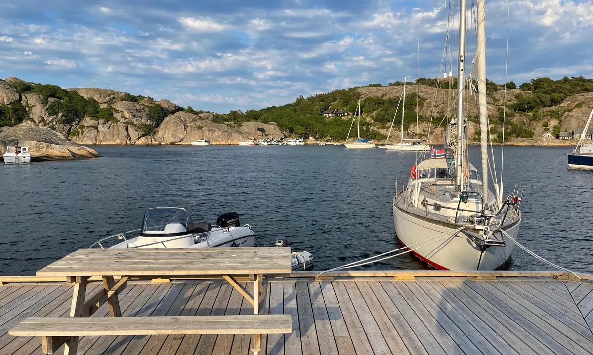 Ny-Hellesund - Olavsundet: Ved brygga på Kapelløya tatt mot nord-øst.