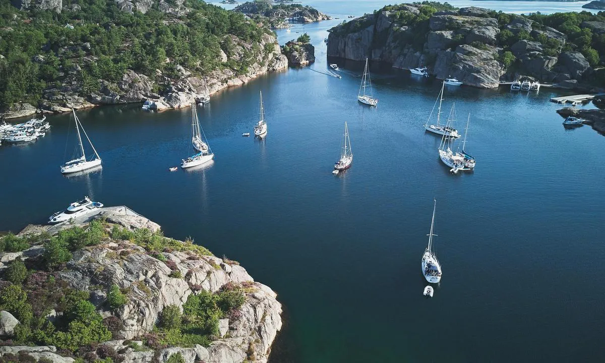 Ny-Hellesund - Olavsundet: {"base": "no", "no": "popul\u00e6rt sted p\u00e5 finv\u00e6rsdager, men bedre plass enn det kanskje ser ut til ved f\u00f8rste blikk", "se": "popul\u00e4r plats p\u00e5 fina dagar, men b\u00e4ttre plats \u00e4n det kanske ser ut vid f\u00f6rsta anblicken", "en": "popular place on fine weather days, but more space than it might seem at first glance", "da": "popul\u00e6rt sted p\u00e5 gode vejrdage, men bedre plads end det m\u00e5ske ser ud til ved f\u00f8rste blik"}