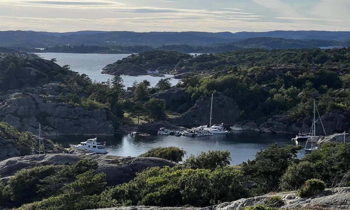 Ny-Hellesund - Olavsundet: {"base": "no", "no": "Olavsundet sett fra Helg\u00f8ya", "se": "Olavssundet sett fr\u00e5n Helg\u00f6ya", "en": "Olavsundet seen from Helg\u00f8ya", "da": "Olavsundet set fra Helg\u00f8ya"}